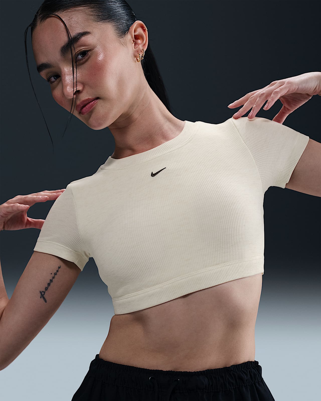 Nike Sportswear Classic 女子低强度支撑衬垫一体式短款上衣