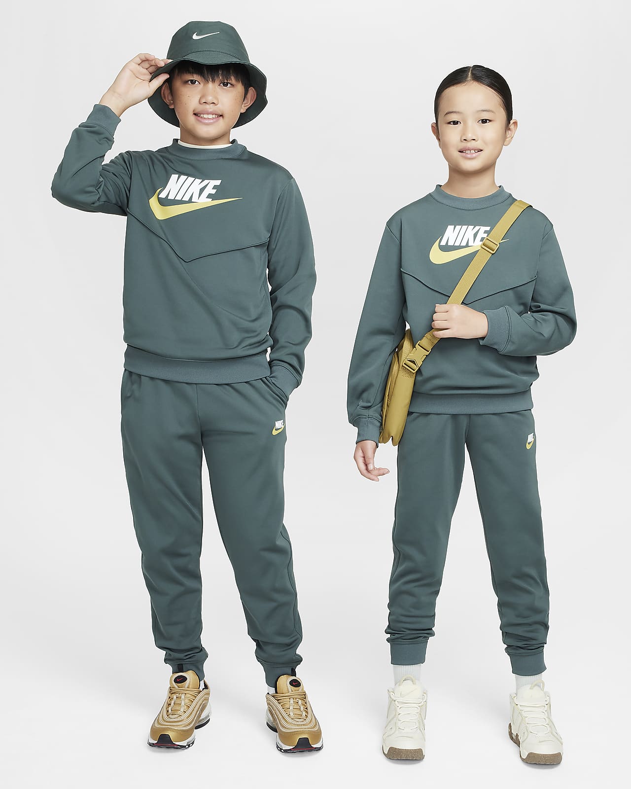 Nike Sportswear 大童加绒圆领上衣和长裤套装