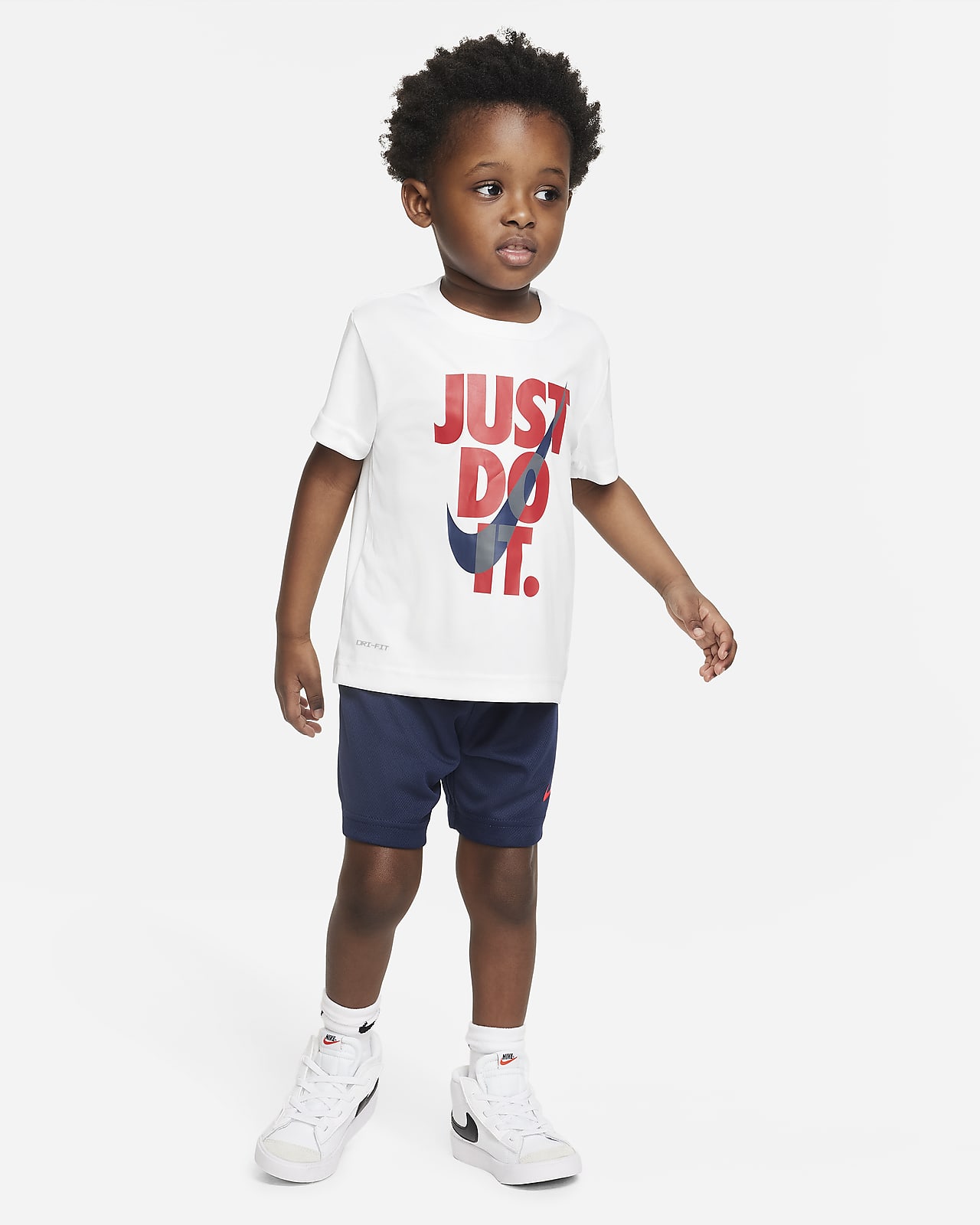 Nike 婴童速干T恤和短裤套装