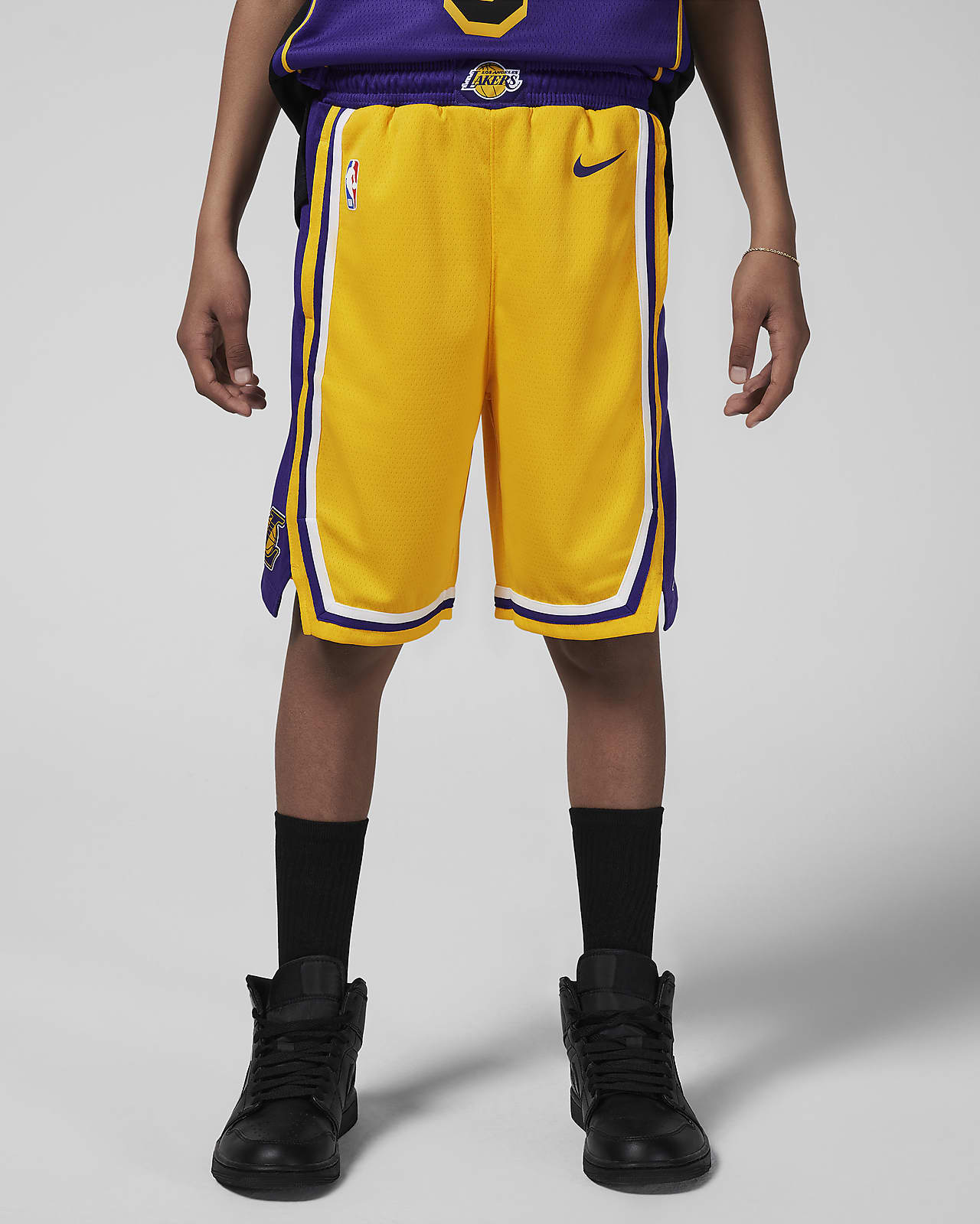 2023/24 赛季洛杉矶湖人队 Icon Edition Nike NBA Swingman 大童（男孩）速干短裤