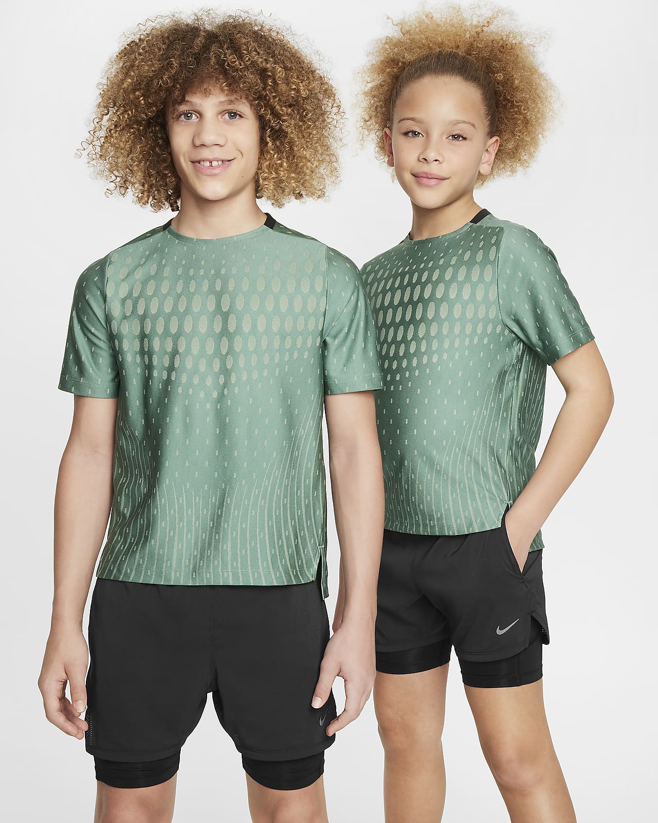Nike Multi Tech Dri-FIT ADV 大童（男孩）速干舒爽短袖训练上衣