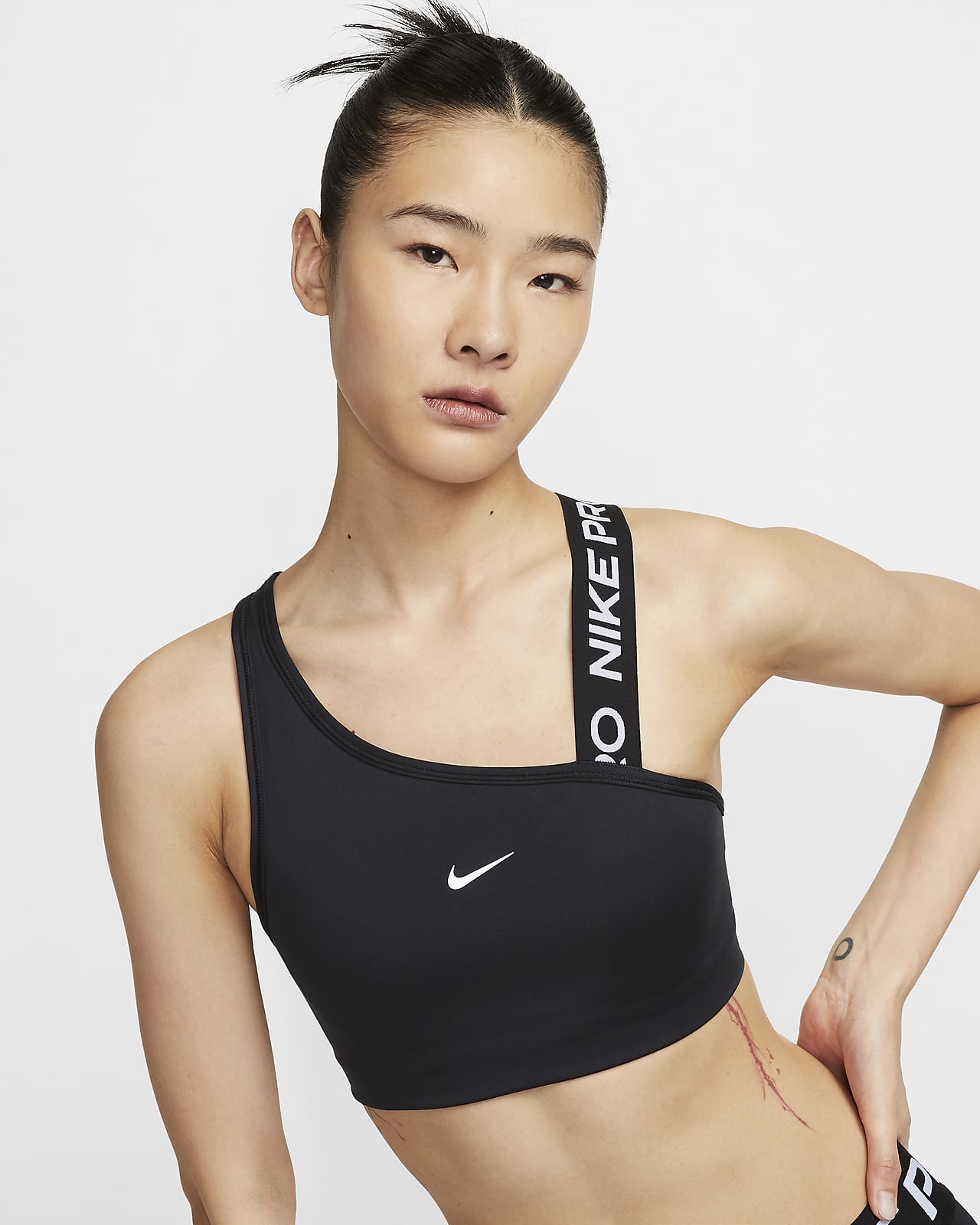 Nike Pro Swoosh Asymmetrical 女子中强度支撑速干衬垫训练运动内衣