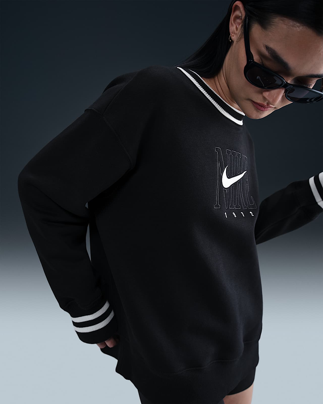 Nike Sportswear Phoenix Fleece 女子 Oversize 风图案加绒圆领运动衫