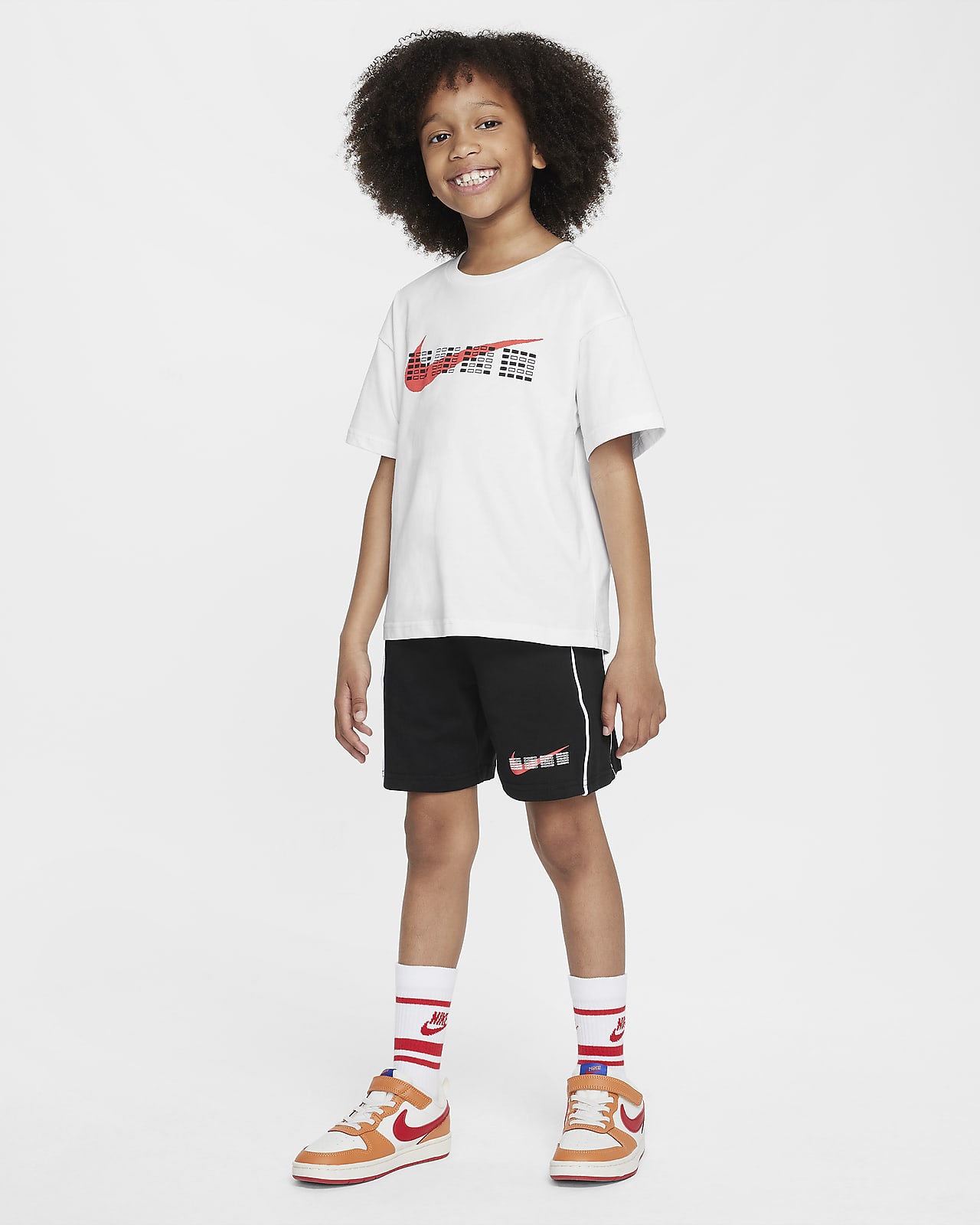 Nike 幼童满分短袖T恤和针织短裤套装