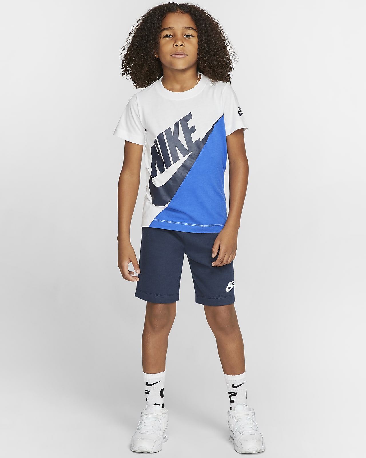 Nike 幼童T恤和短裤套装