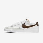 Nike Blazer Low '77 Vintage 男子开拓者复古运动鞋板鞋 - 山峰白/尘光子色/白色/惊喜可可色