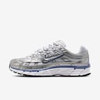 Nike P-6000 女子复古运动鞋 - 金属银/白色/黑/世界靛青