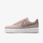 Nike Air Force 1 '07 女子空军一号运动鞋 - 砂岩灰粉/白色/金属银/麦芽黄