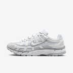 Nike P-6000 女子运动鞋 - 金属山峰白/白金色/狼灰/白色