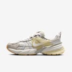 Nike V2K Run 女子运动鞋 - 幻影灰白/浅卡其/大学灰/白色
