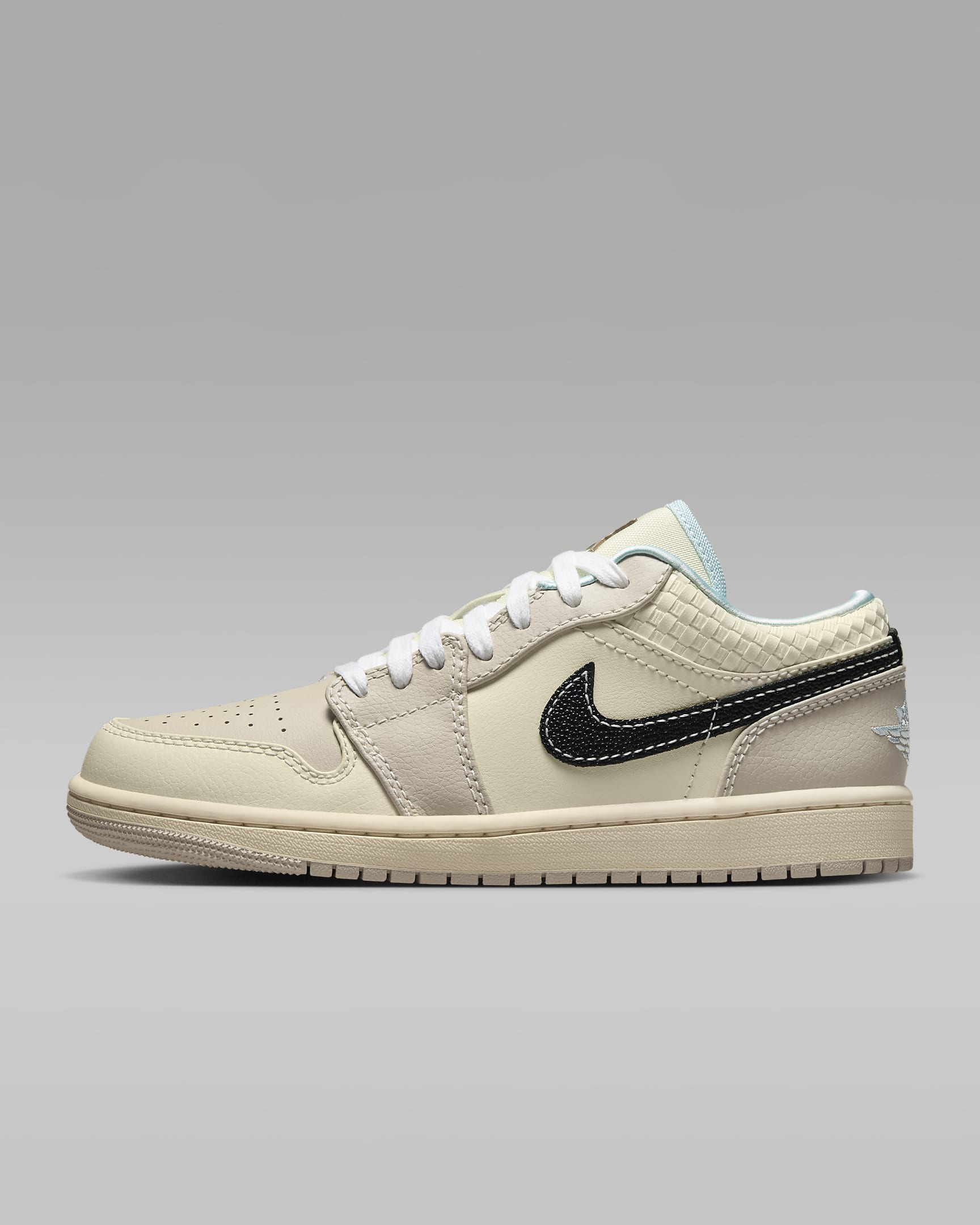 Air Jordan 1 Low SE 女子复古运动鞋 - 沙堆白/棉布白/冰川蓝/黑