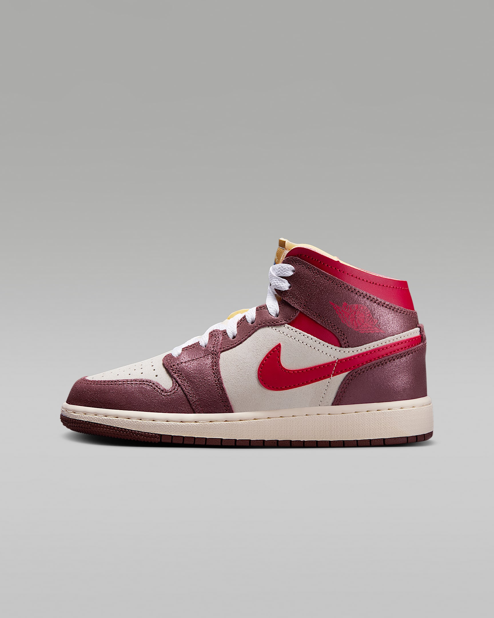 Air Jordan 1 Mid SE 蛇年新年大童运动鞋 - 椰奶色/小马棕/淡香草黄/校园红