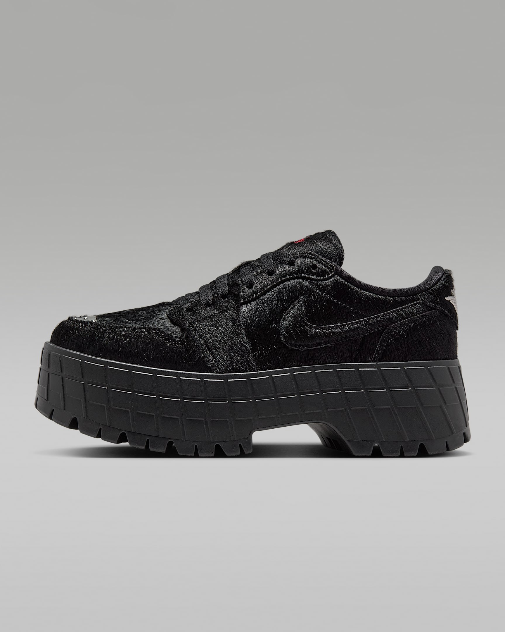 Air Jordan 1 Brooklyn Low Jordan 小钢镚女子运动鞋 - 黑/黑/健身红