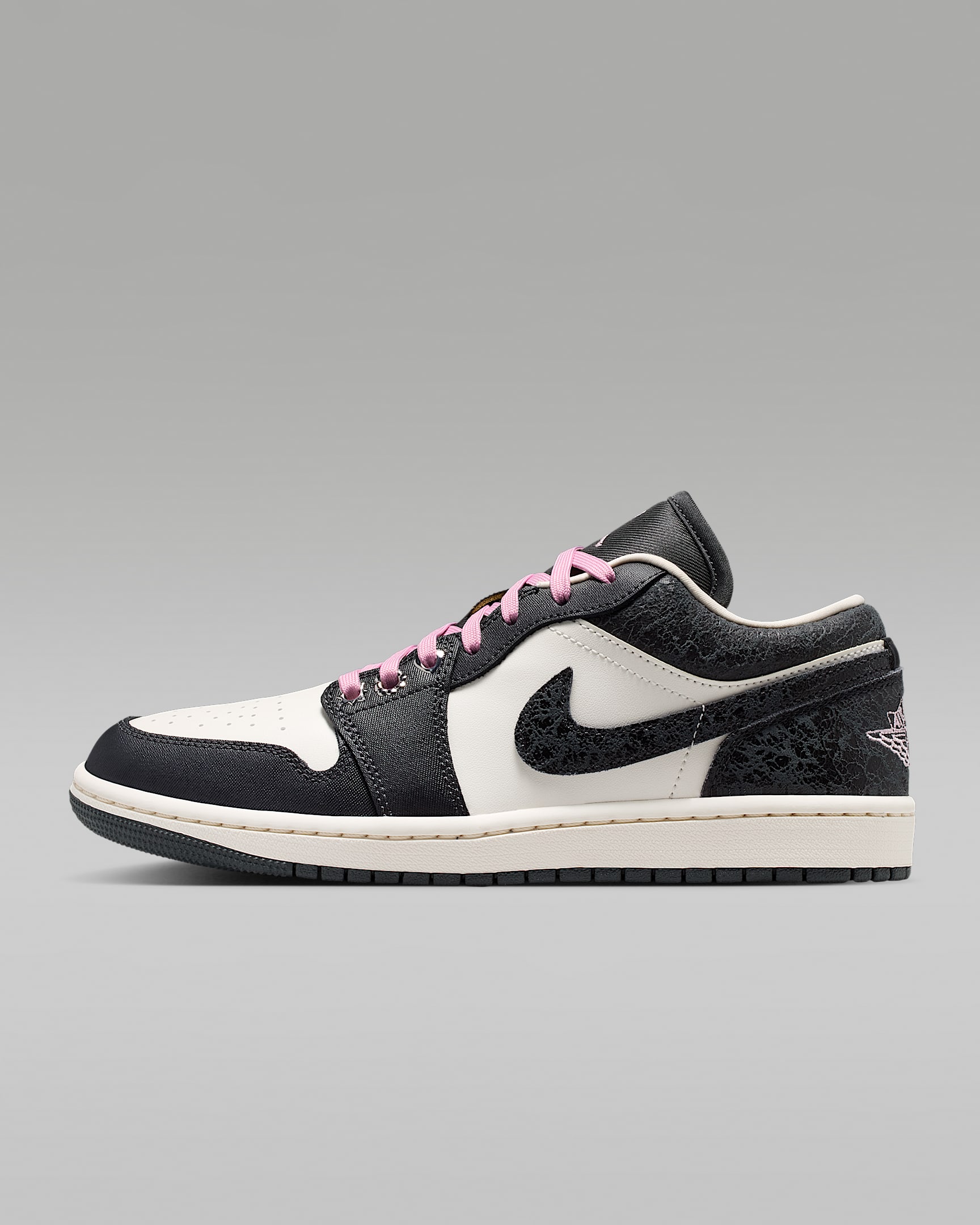 Air Jordan 1 Low SE 女子运动鞋 - 煤黑/帆白/椰奶色/胭脂红