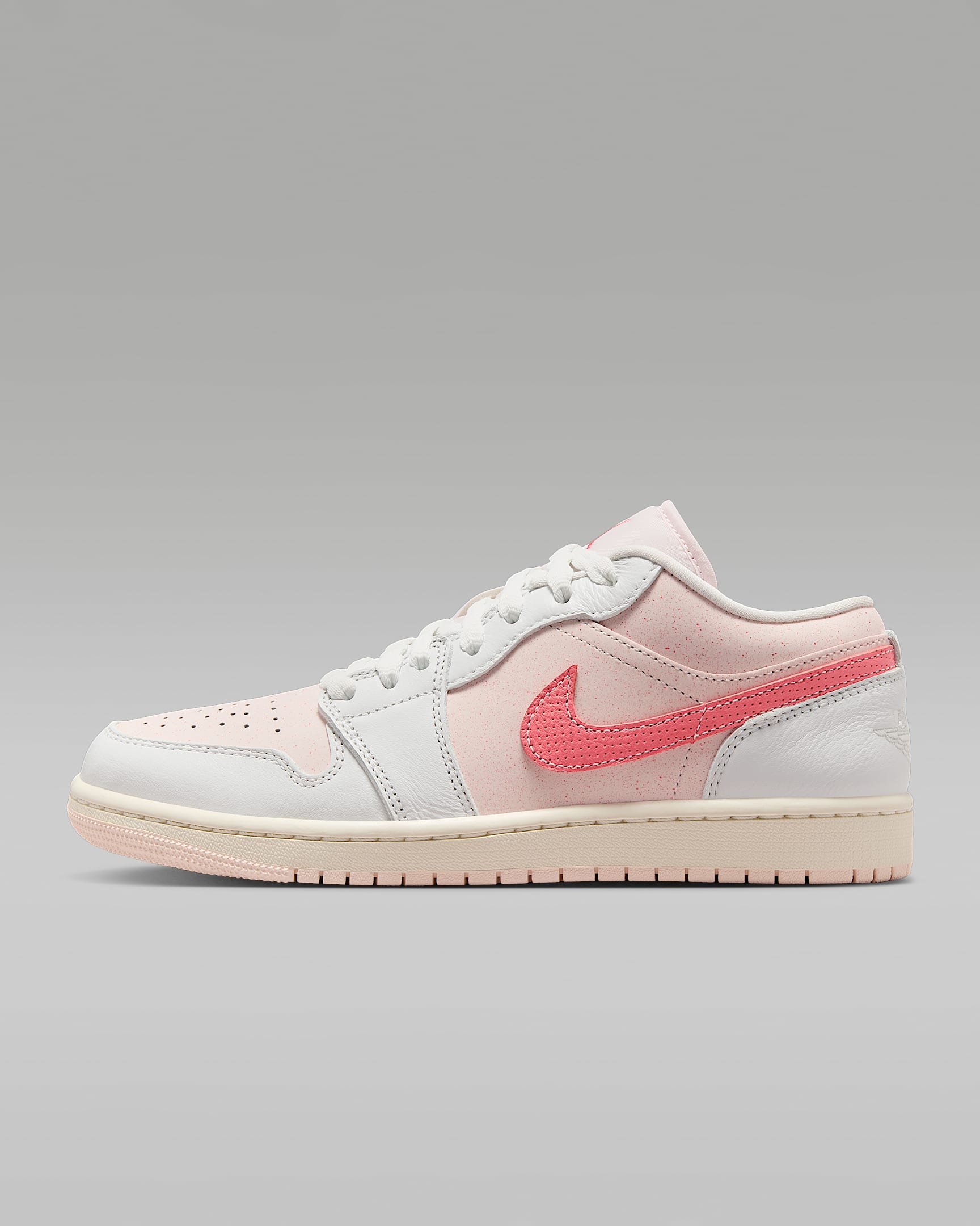 Air Jordan 1 Low SE 女子运动鞋 - 山峰白/柔粉/帆白/神秘焰火色