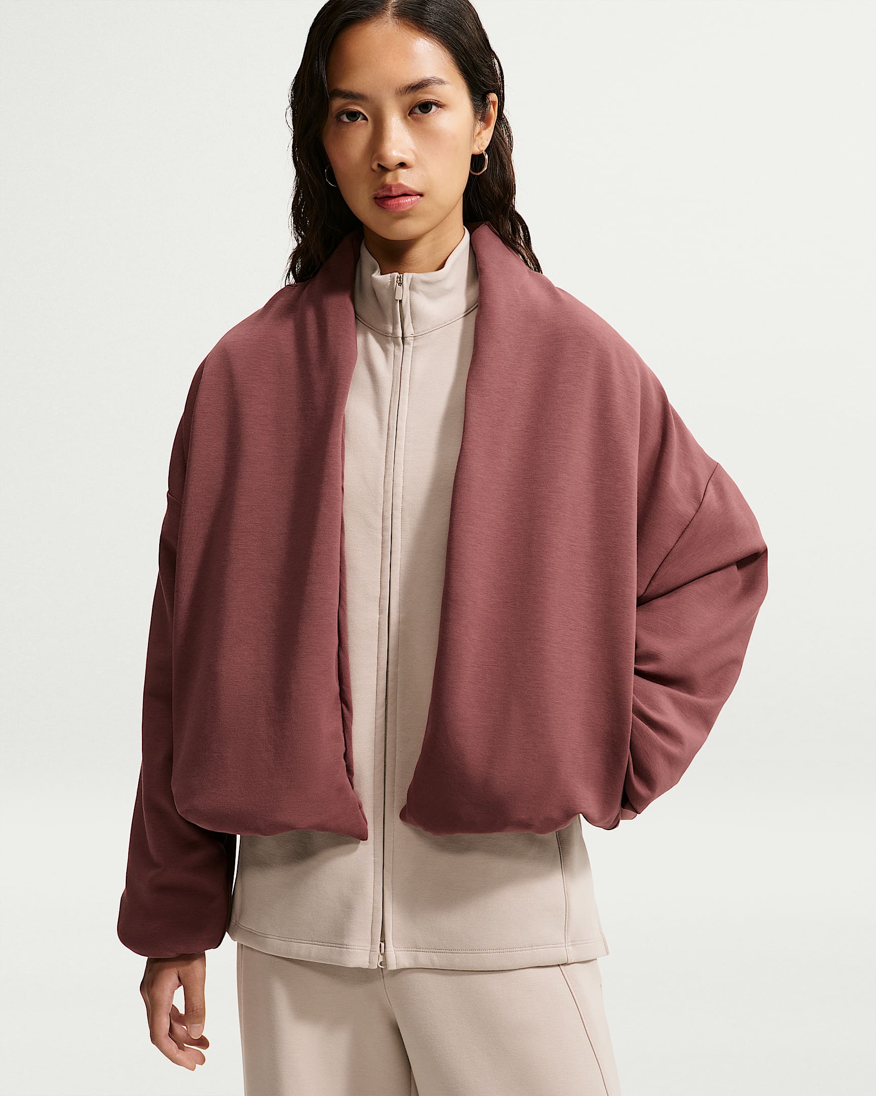 Nike 24.7 ImpossiblySoft Plush Therma-FIT 超感柔软女子夹克 - 浅软石褐/鲜亮勃艮第酒红