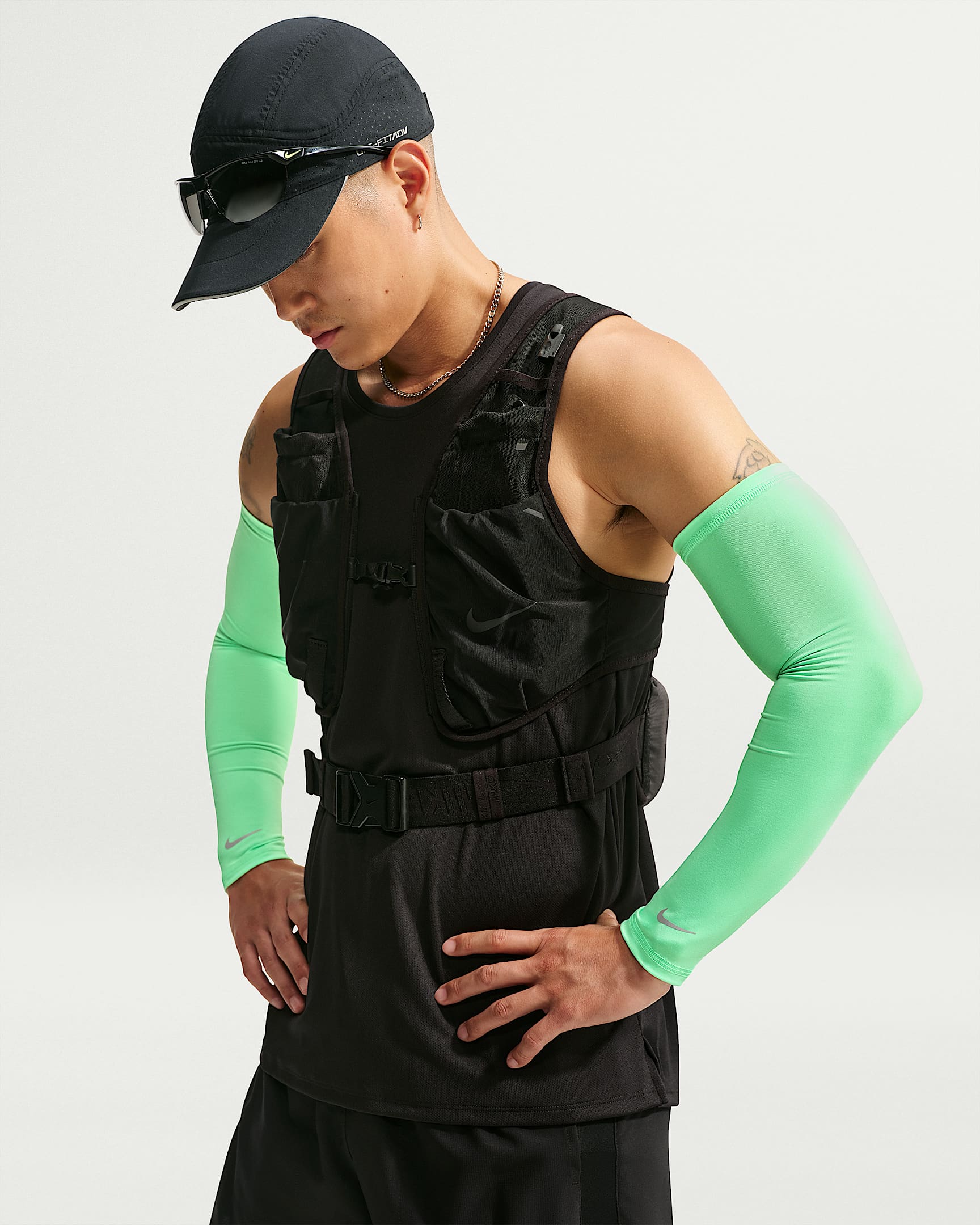 Nike Dri-FIT 2.0 轻便型防晒速干跑步护臂(1 副) - 梦幻绿/银