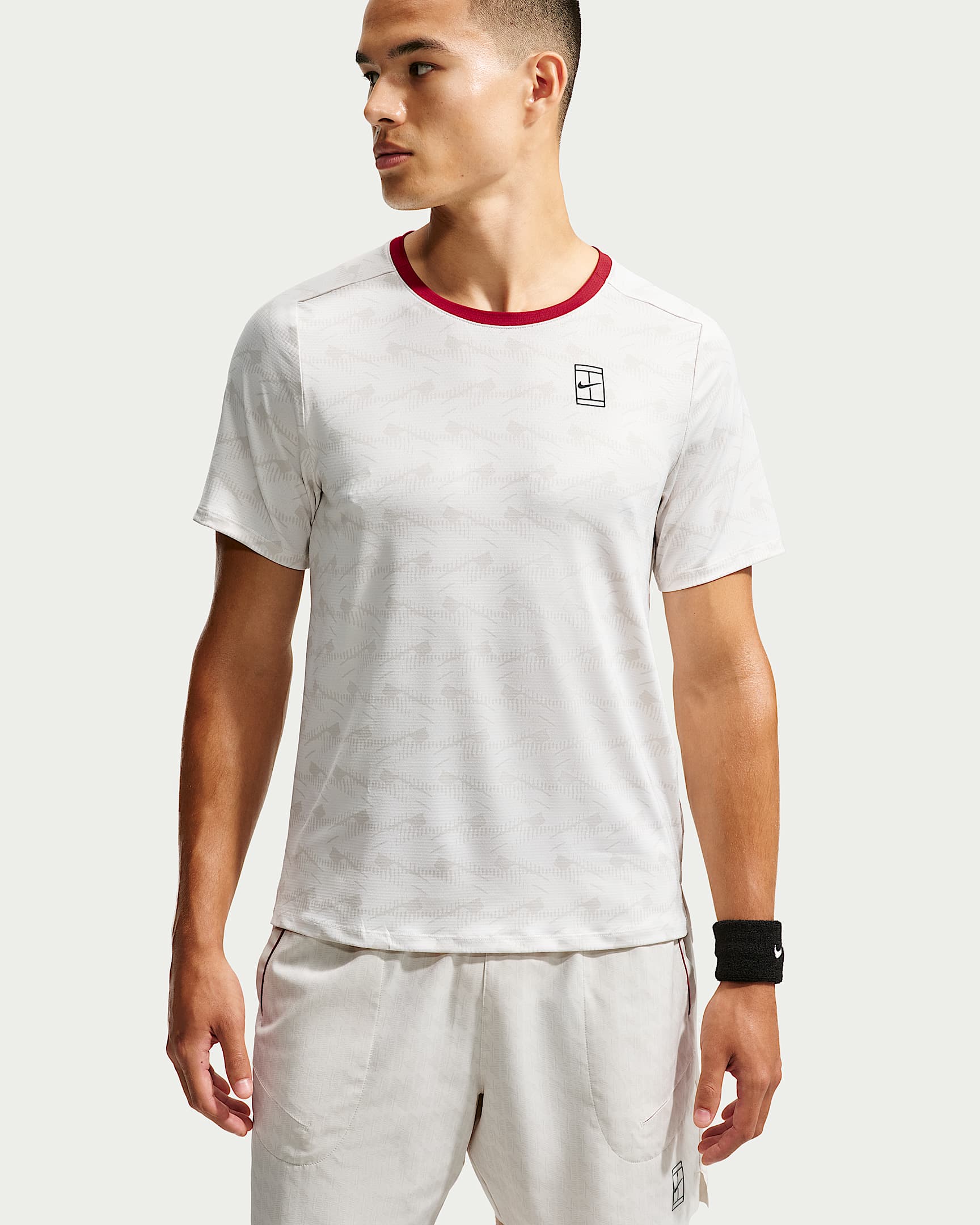 NikeCourt Advantage Dri-FIT 男子速干短袖网球上衣 - 浅骨色/深红/黑