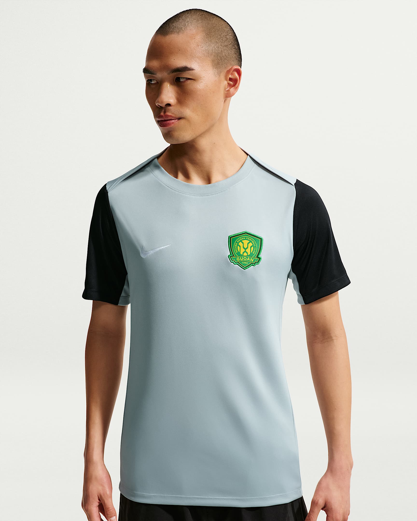 2026 赛季北京国安足球俱乐部 Nike Dri-FIT Academy Pro 男子速干短袖上衣 - 银币色/黑/白色