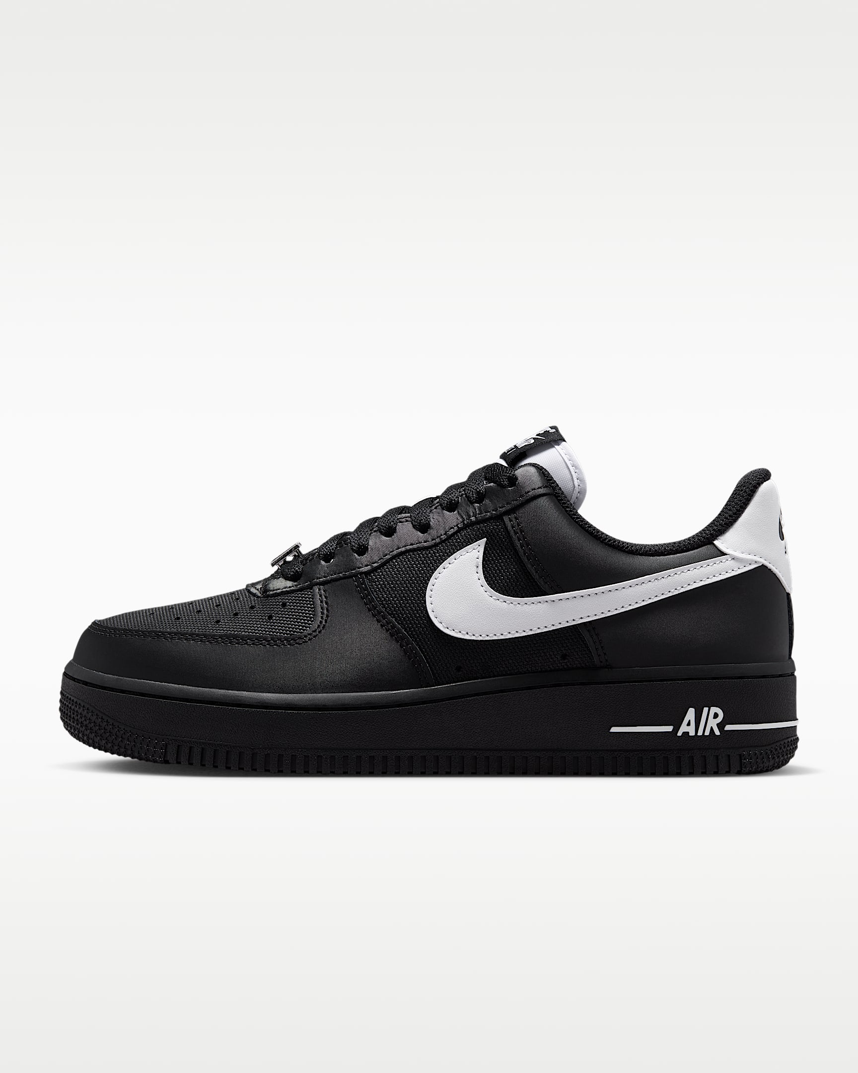 Nike Air Force 1 '07 SE 女子空军一号运动鞋 - 黑/金属银/白色