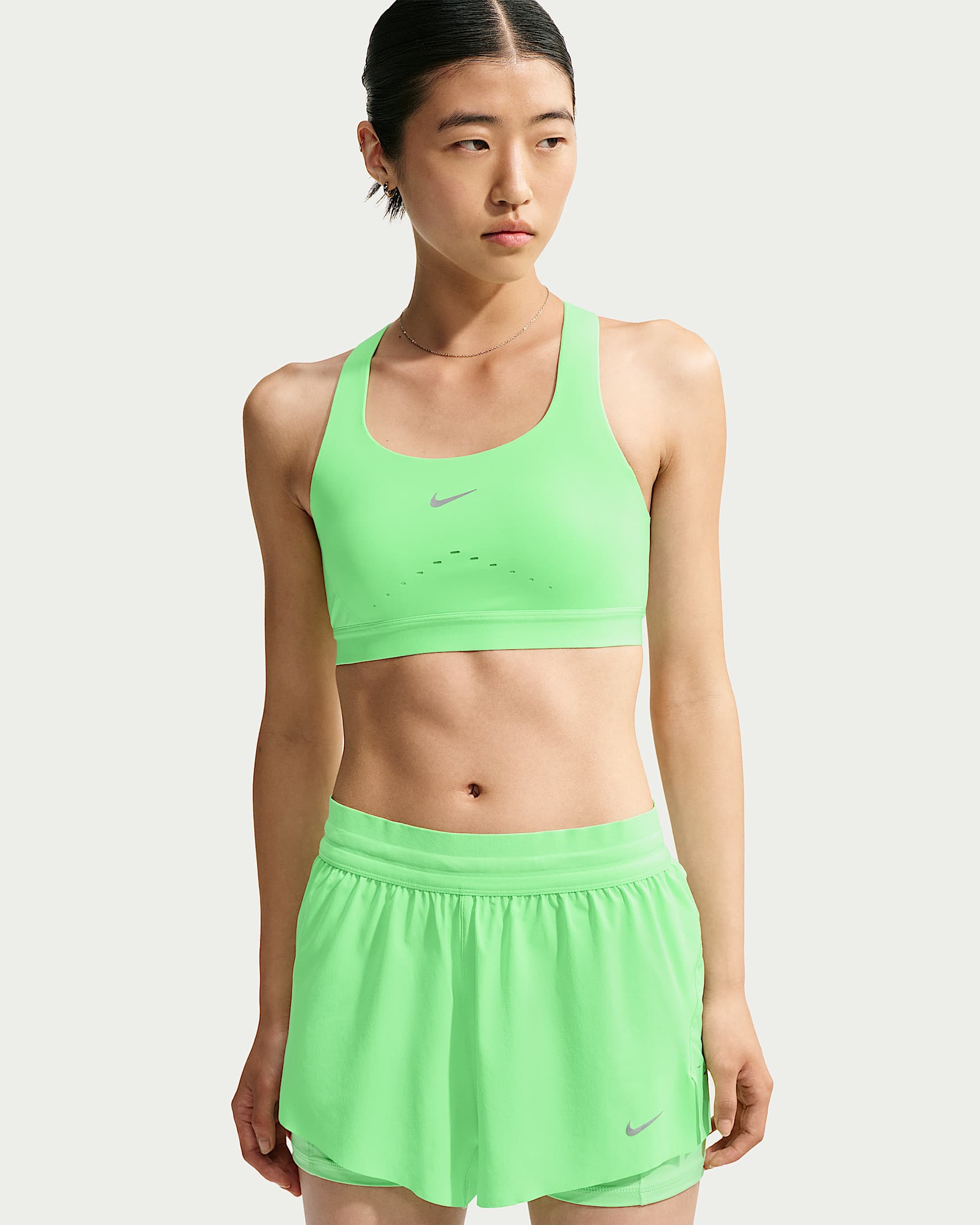 Nike Swift 女子速干高强度支撑轻衬运动内衣 - 梦幻绿