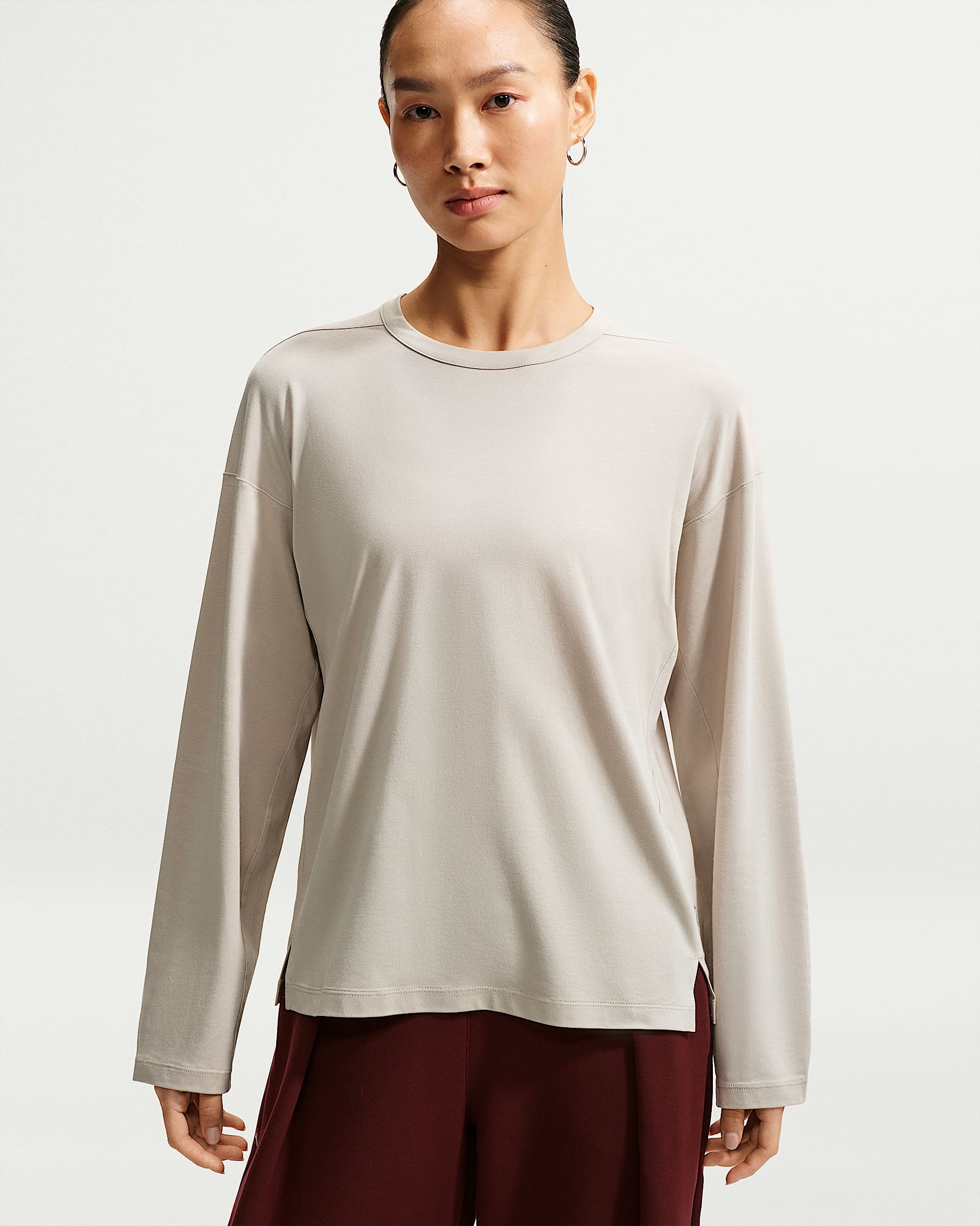 Nike 24.7 ImpossiblySoft Light Dri-FIT 超感柔软女子速干长袖上衣 - 奶白 II/大学灰