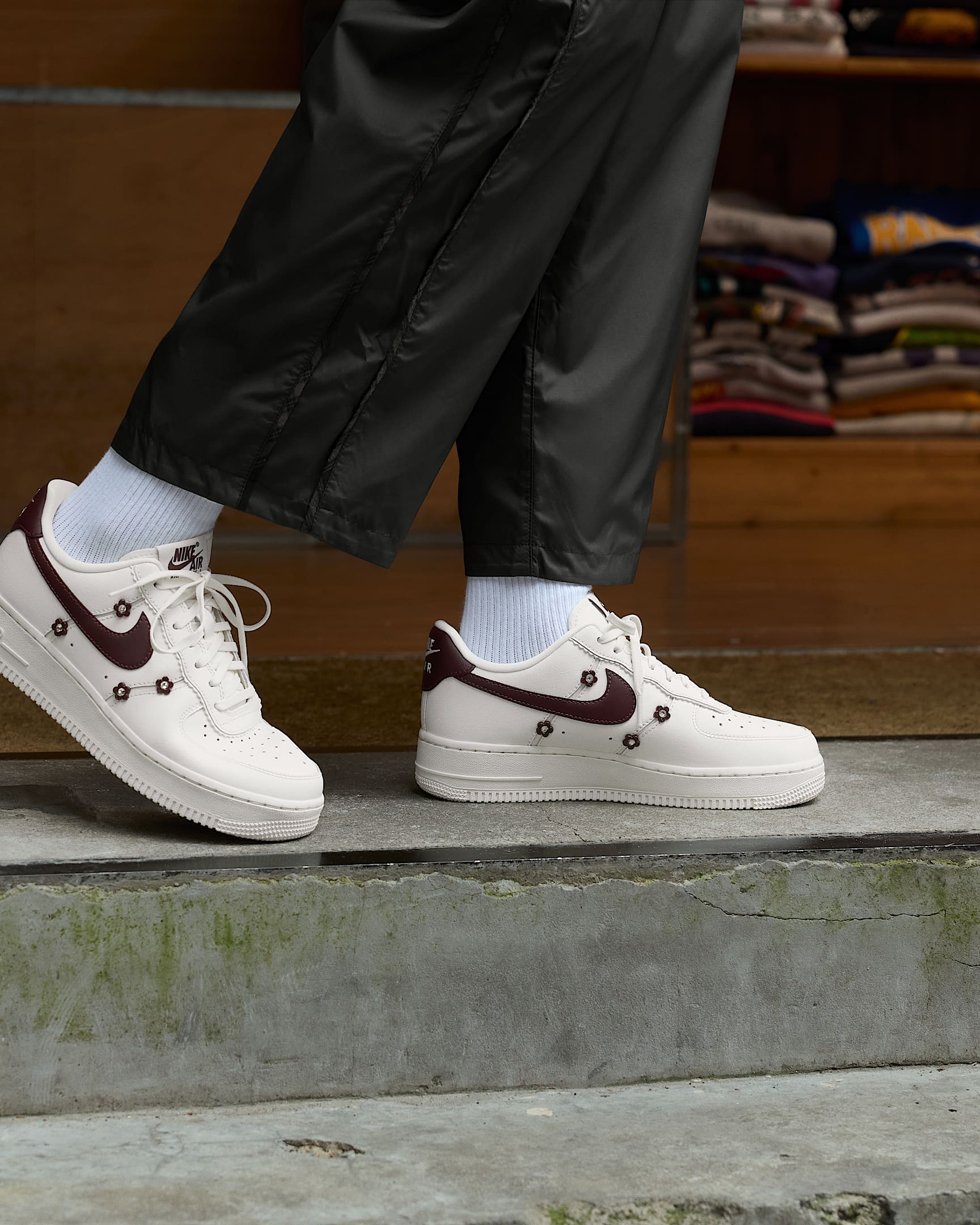 Nike Air Force 1 '07 女子空军一号运动鞋 - 帆白/帆白/神秘枣红