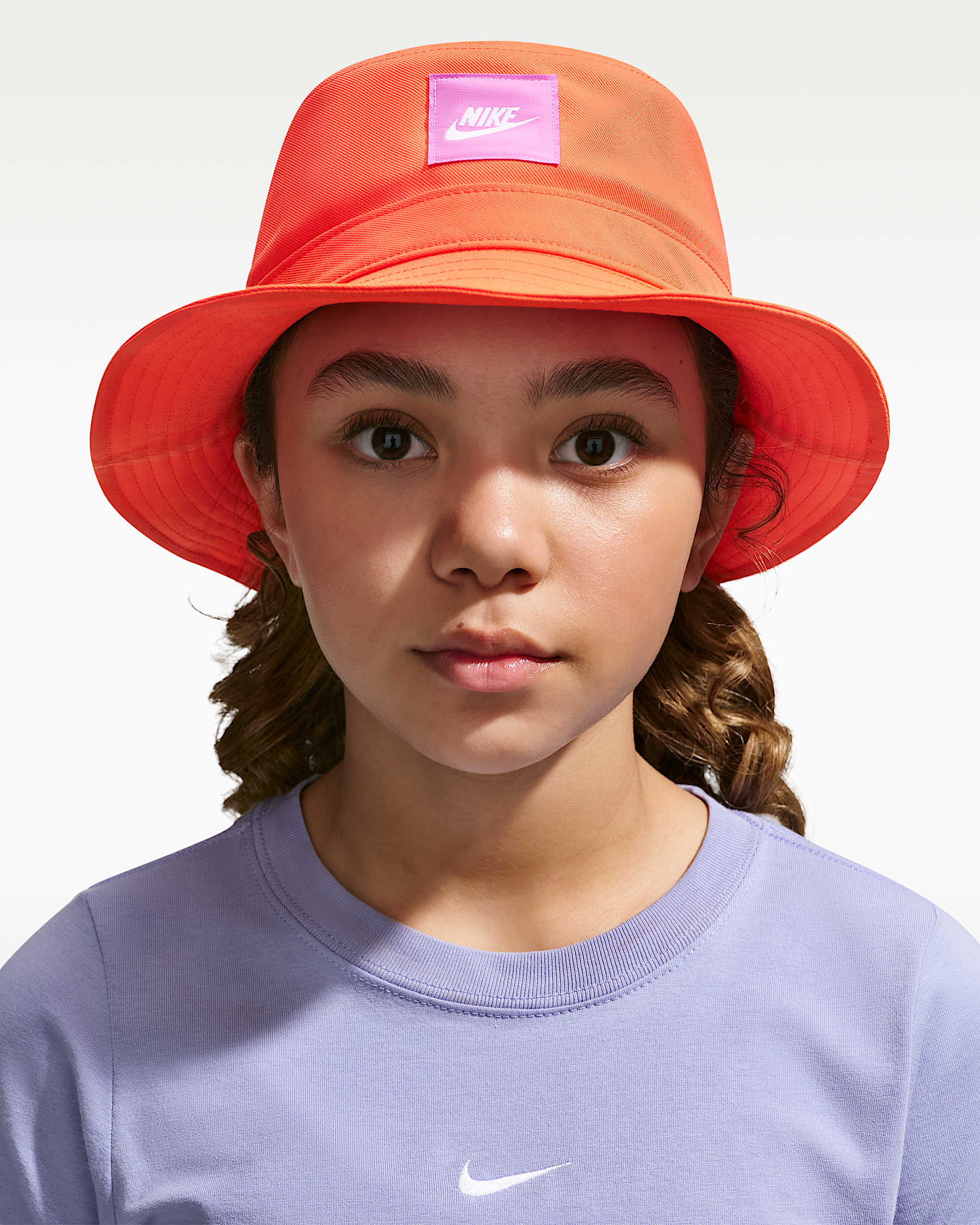 Nike Apex Futura 大童渔夫运动帽 - 草皮橙/白色