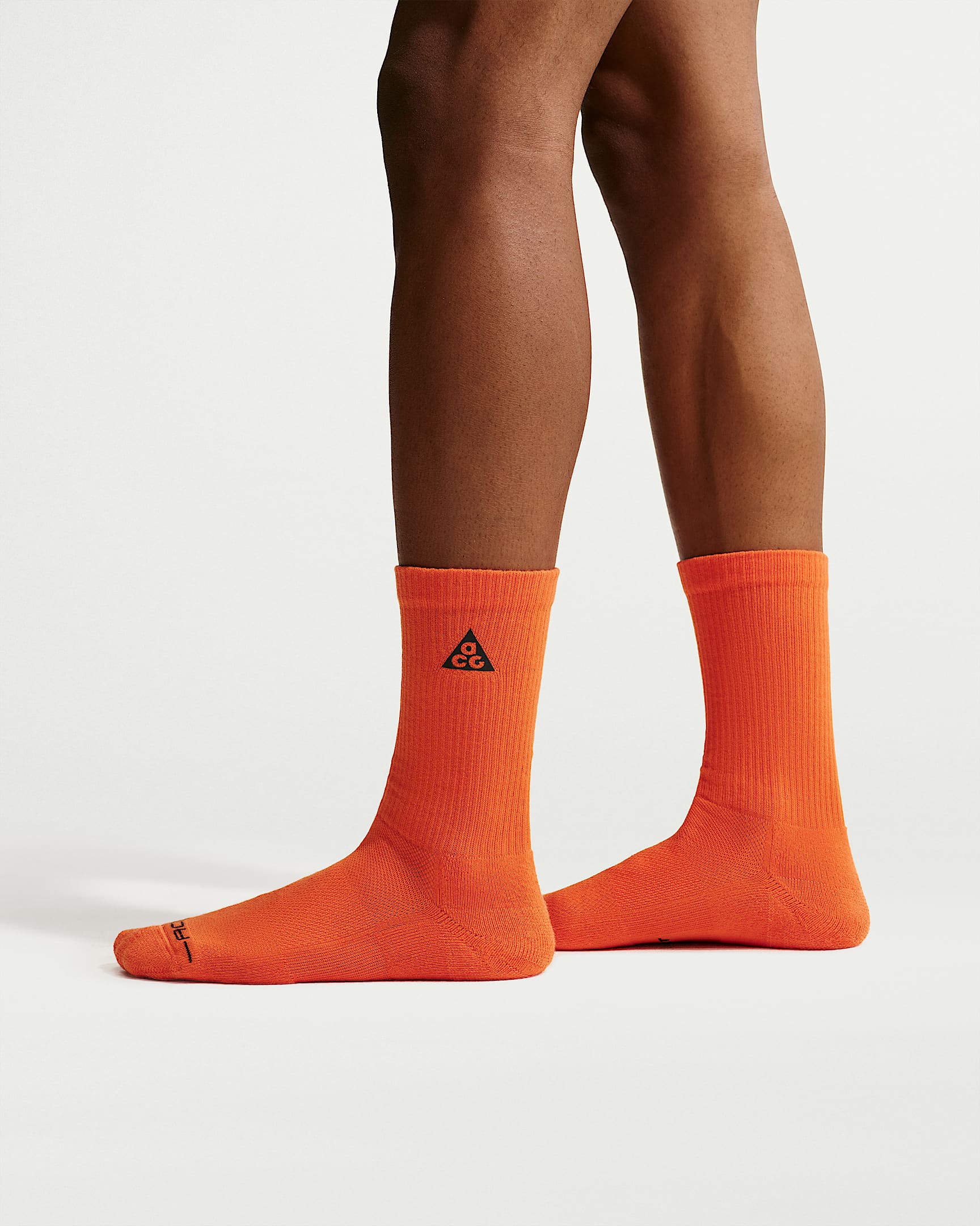 Nike ACG Everyday Elevated 速干中筒运动袜(1 双) - 安全橙/黑