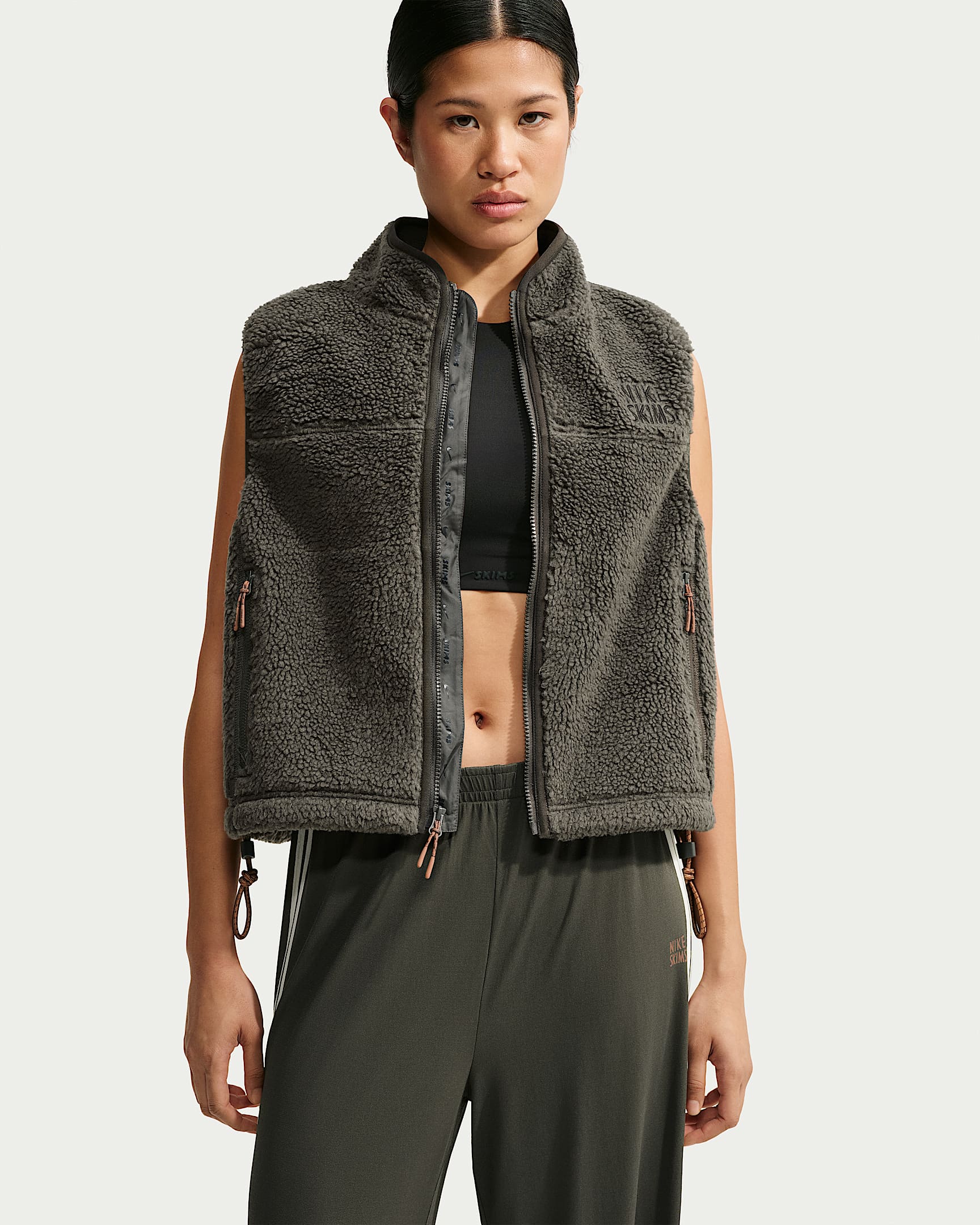 NikeSKIMS Sherpa 女子 Oversize 风仿羊羔绒马甲 - NSKM Boulder/NSKM Obsidian