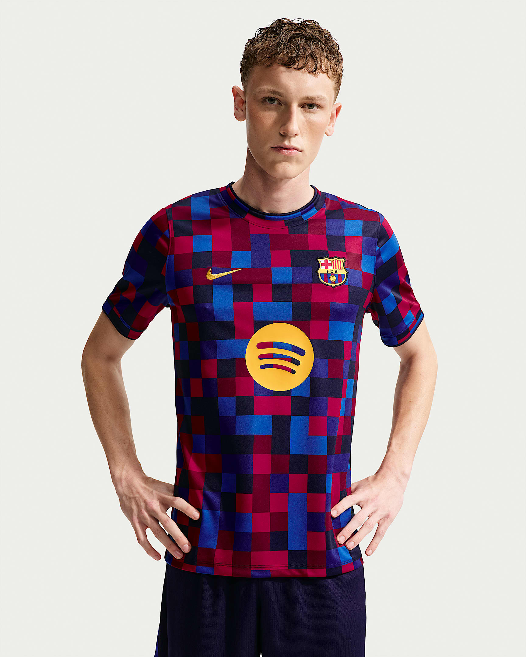 巴萨(巴塞罗那足球俱乐部)Nike Dri-FIT 男子速干赛前足球短袖上衣 - 贵族红/贵族红/黑蓝/矿物黄