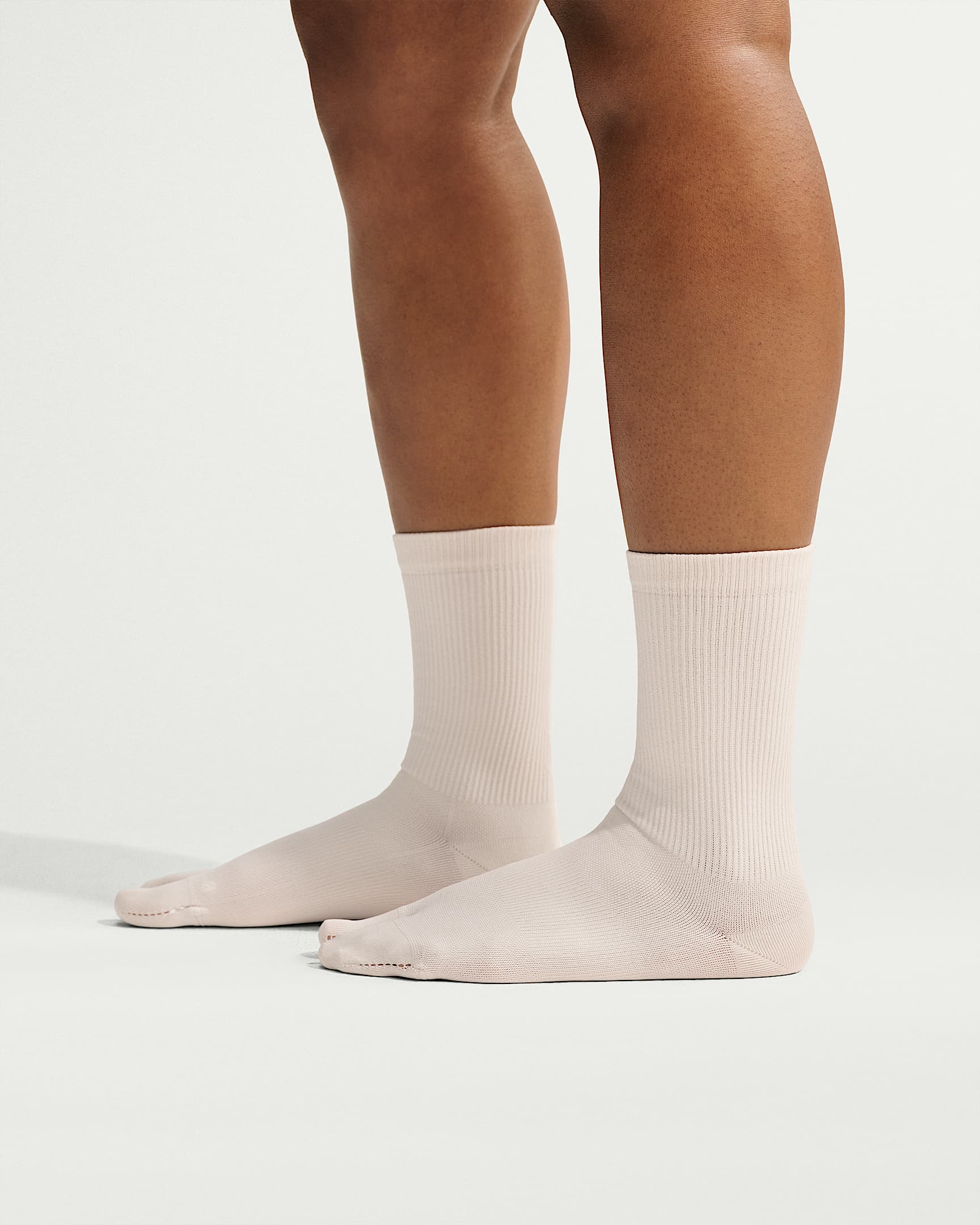 NikeSKIMS Rift 女子分趾式中筒运动袜(1 双) - 浅土褐/幻影灰白