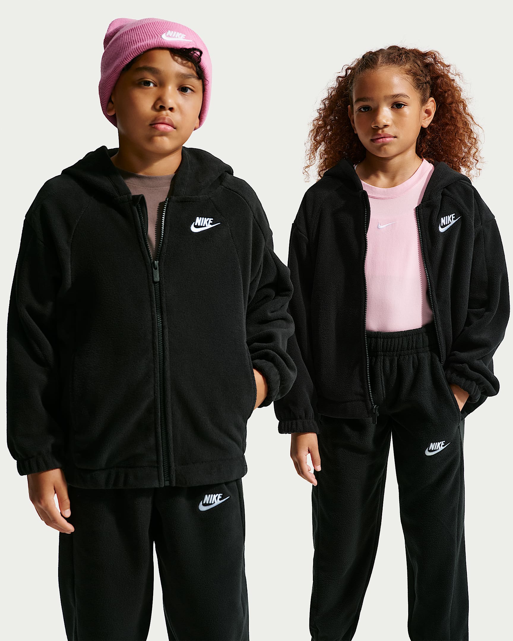 Nike Club Fleece 大童冬季款摇粒绒全长拉链开襟连帽衫 - 黑/黑/白色