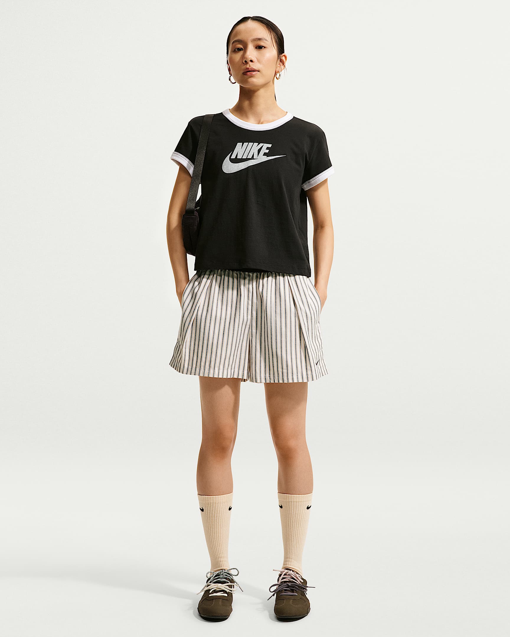 Nike Sportswear Chill Poplin 女子宽松中腰条纹短裤 - 亚麻/亚麻/黑