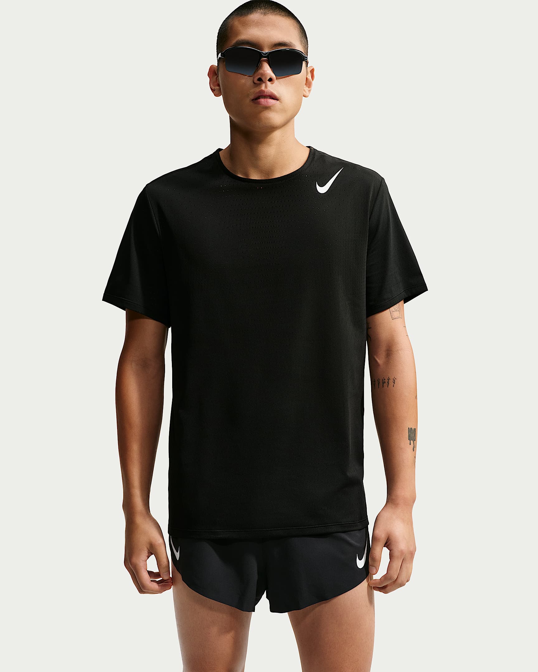 Nike AeroSwift Dri-FIT ADV 男子速干短袖跑步上衣 - 黑/山峰白