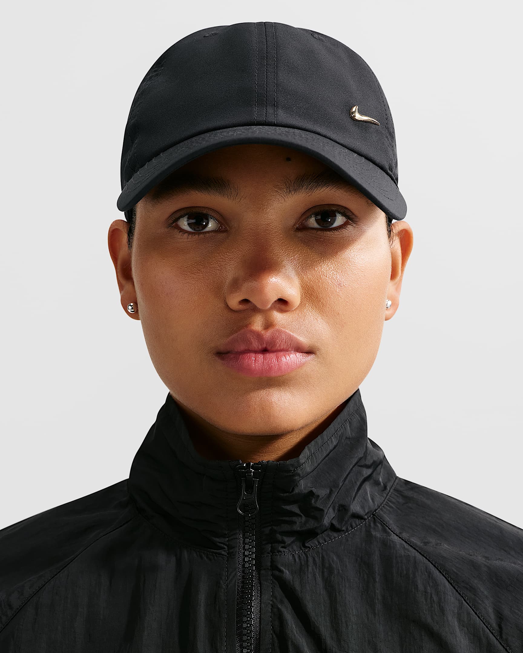 Nike Dri-FIT Club 速干软顶金属耐克勾运动帽 - 黑/金属色