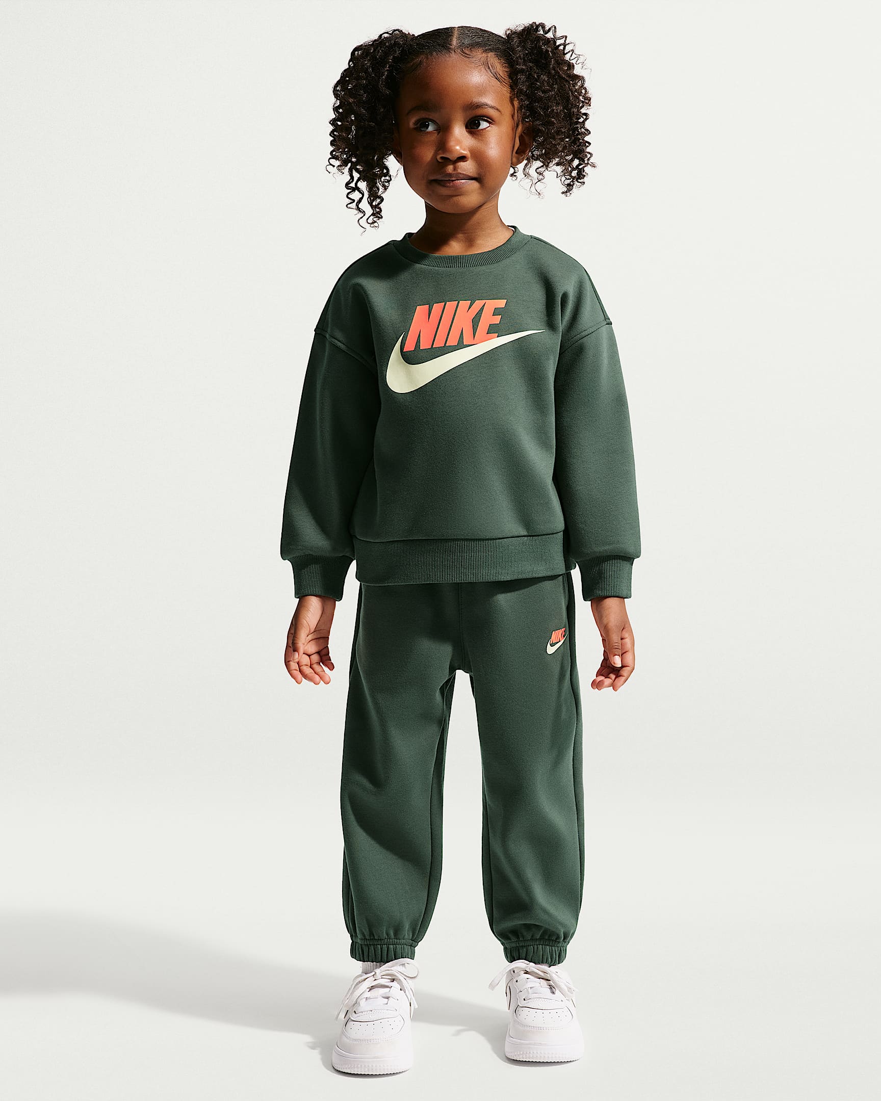 Nike 婴童柔软加绒圆领上衣和长裤套装 - 迷彩绿