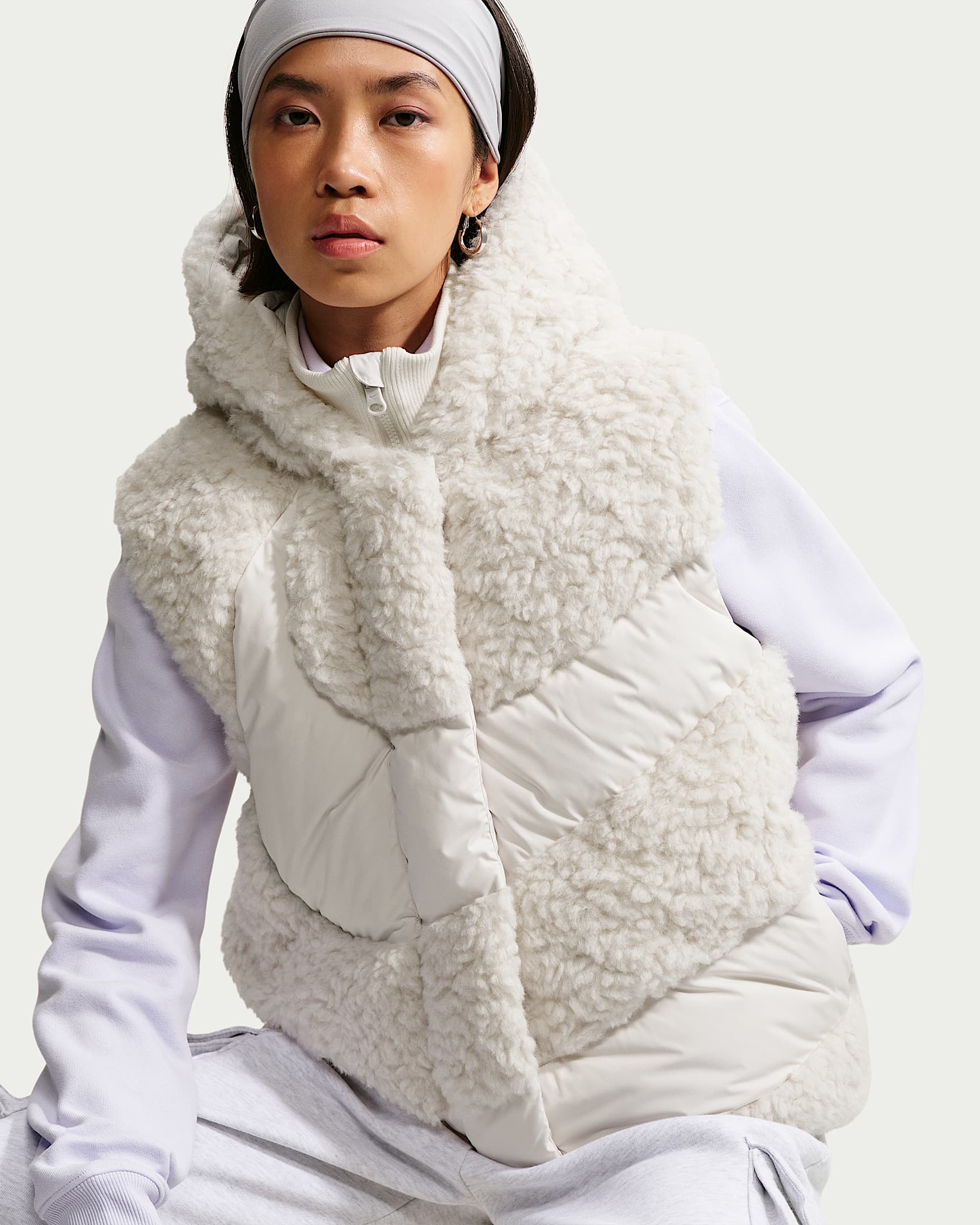 Nike Sportswear Swoosh Series Therma-FIT 女子宽松仿羊羔绒拼接连帽羽绒马甲 - 幻影灰白/幻影灰白