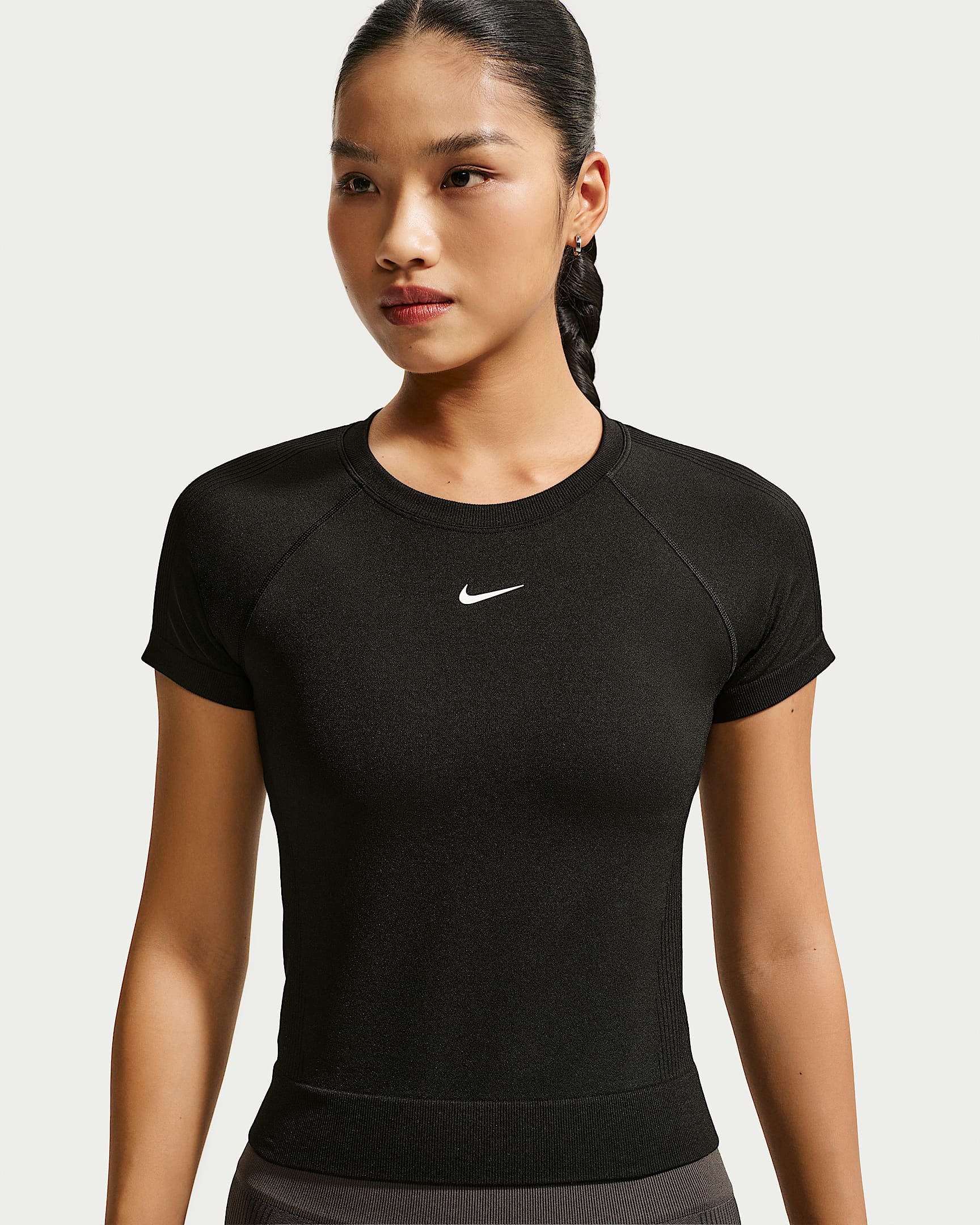 Nike Pro Dri-FIT 女子平整缝线速干塑形紧身短袖训练T恤 - 黑/白色