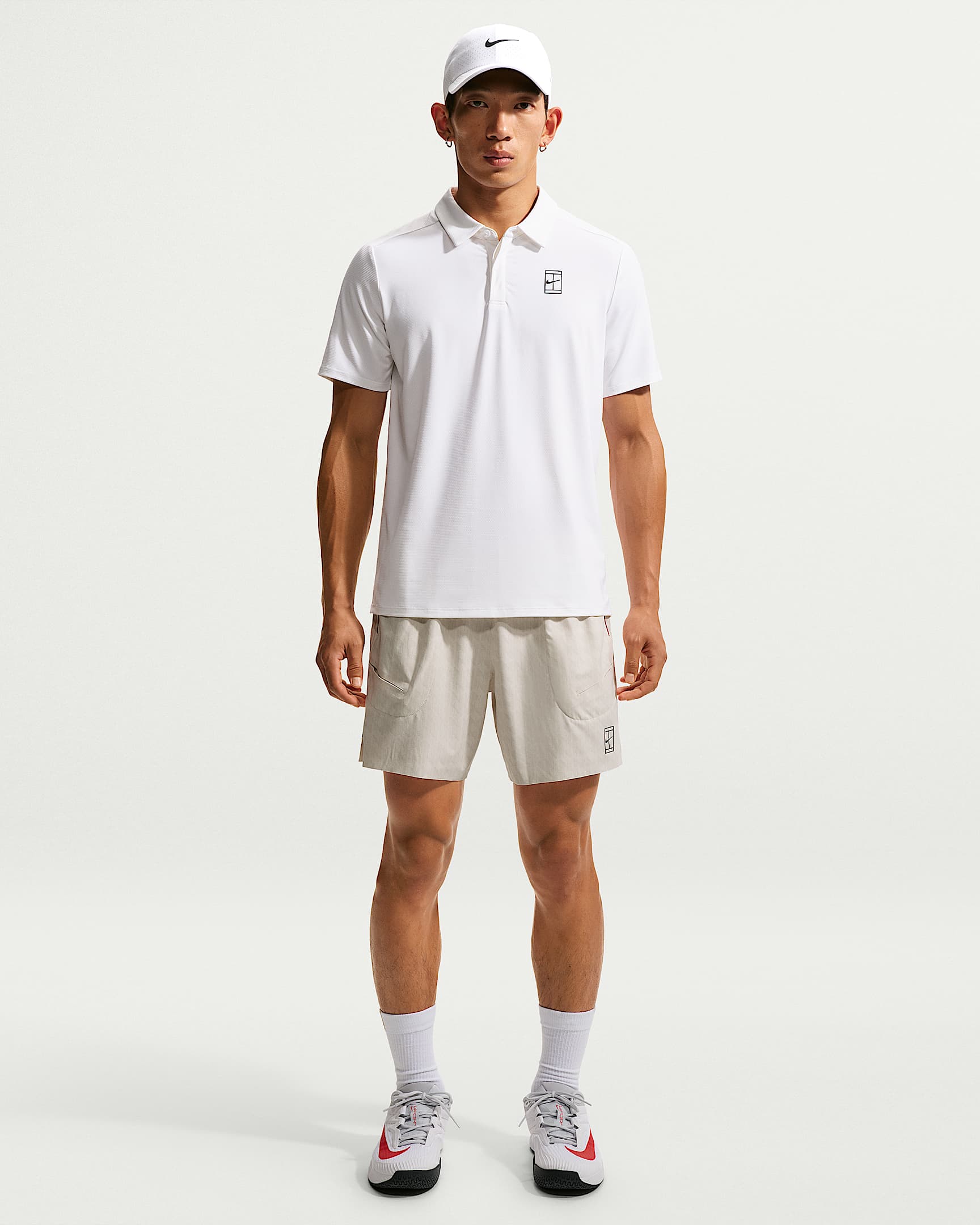 NikeCourt Advantage Dri-FIT 男子速干网球短裤 - 浅骨色/深红/黑
