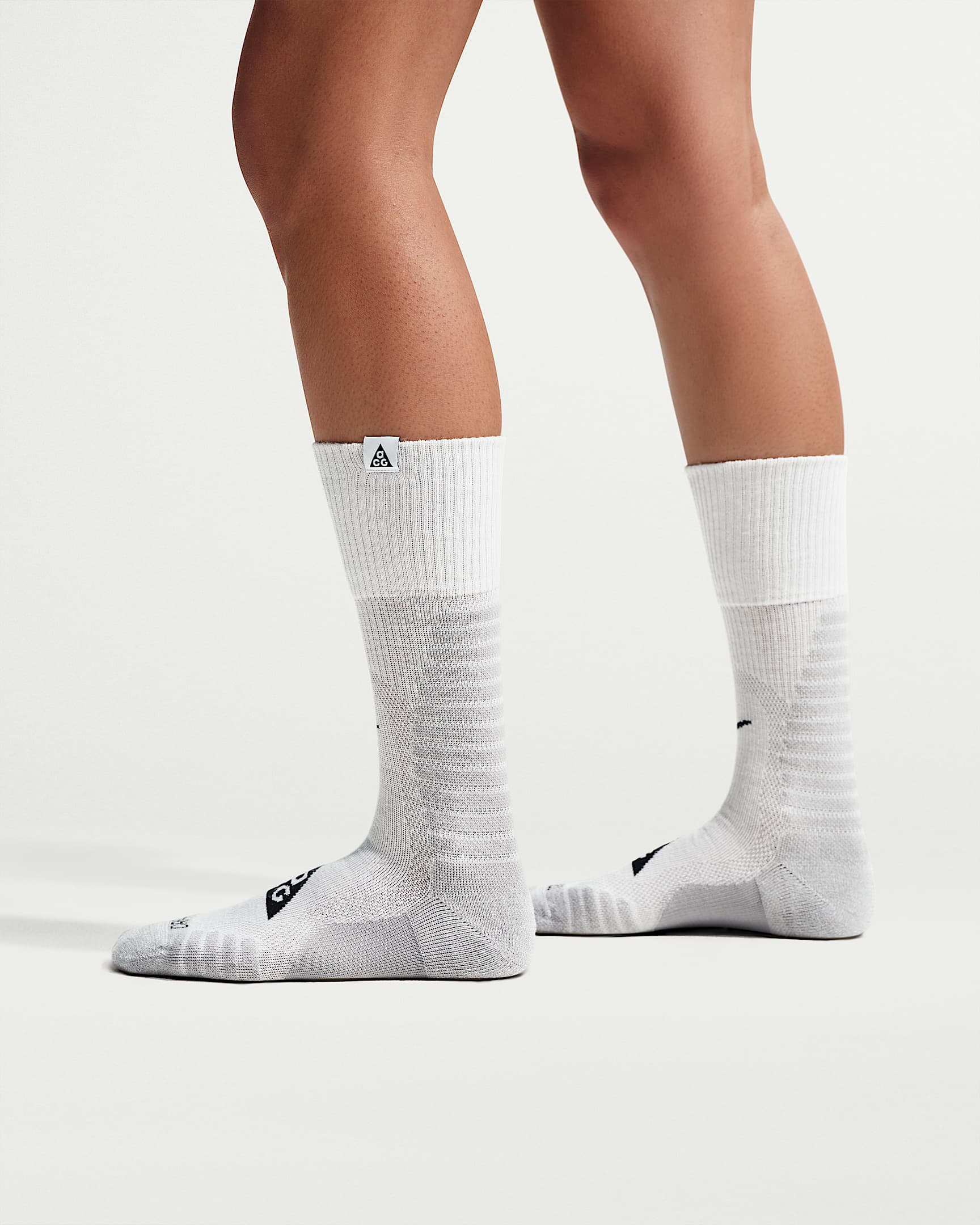 Nike ACG 户外舒适速干中筒运动袜（1 双） - 山峰白/浅烟灰