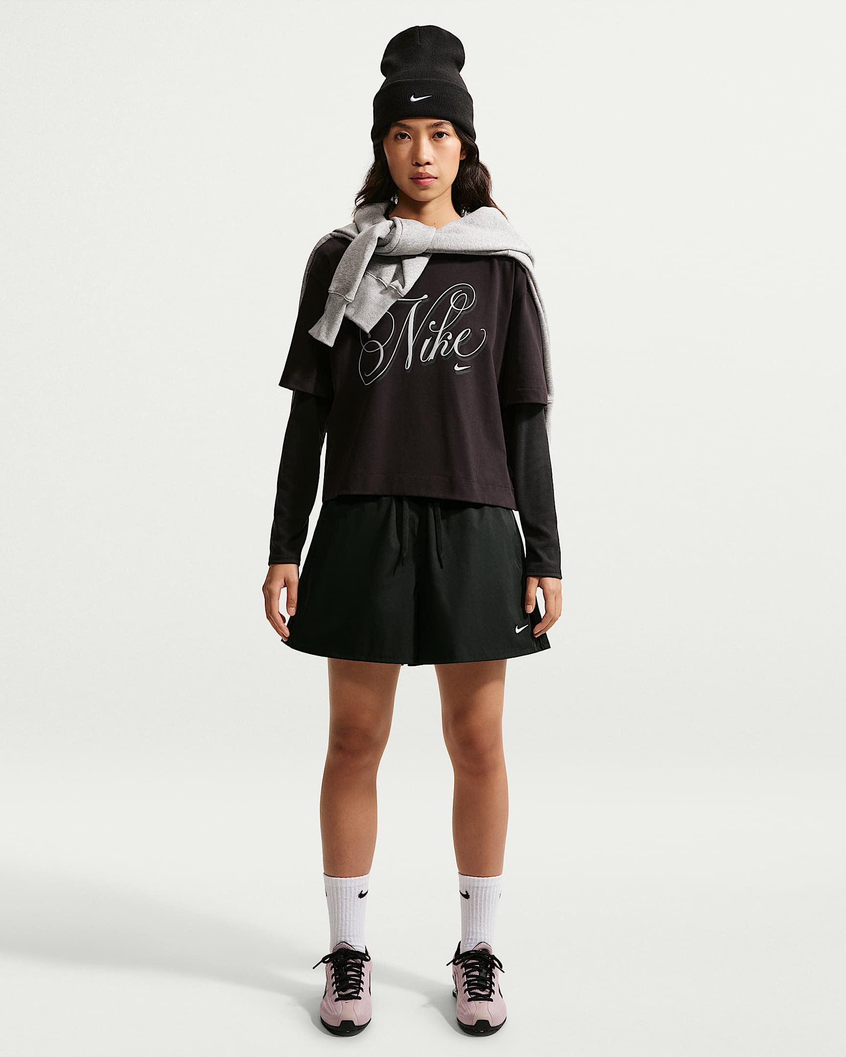 Nike Sportswear 女子宽松中腰短裤 - 黑/黑/白色