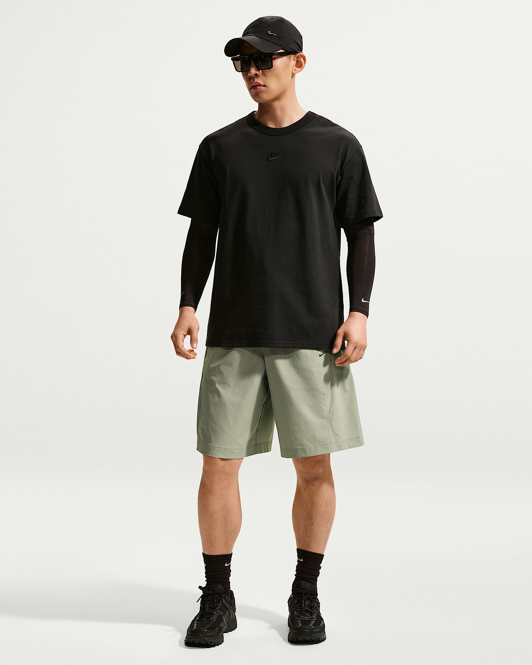 Nike Tech Helios Dri-FIT 男子防晒速干短裤 - 雾杉木绿/黑