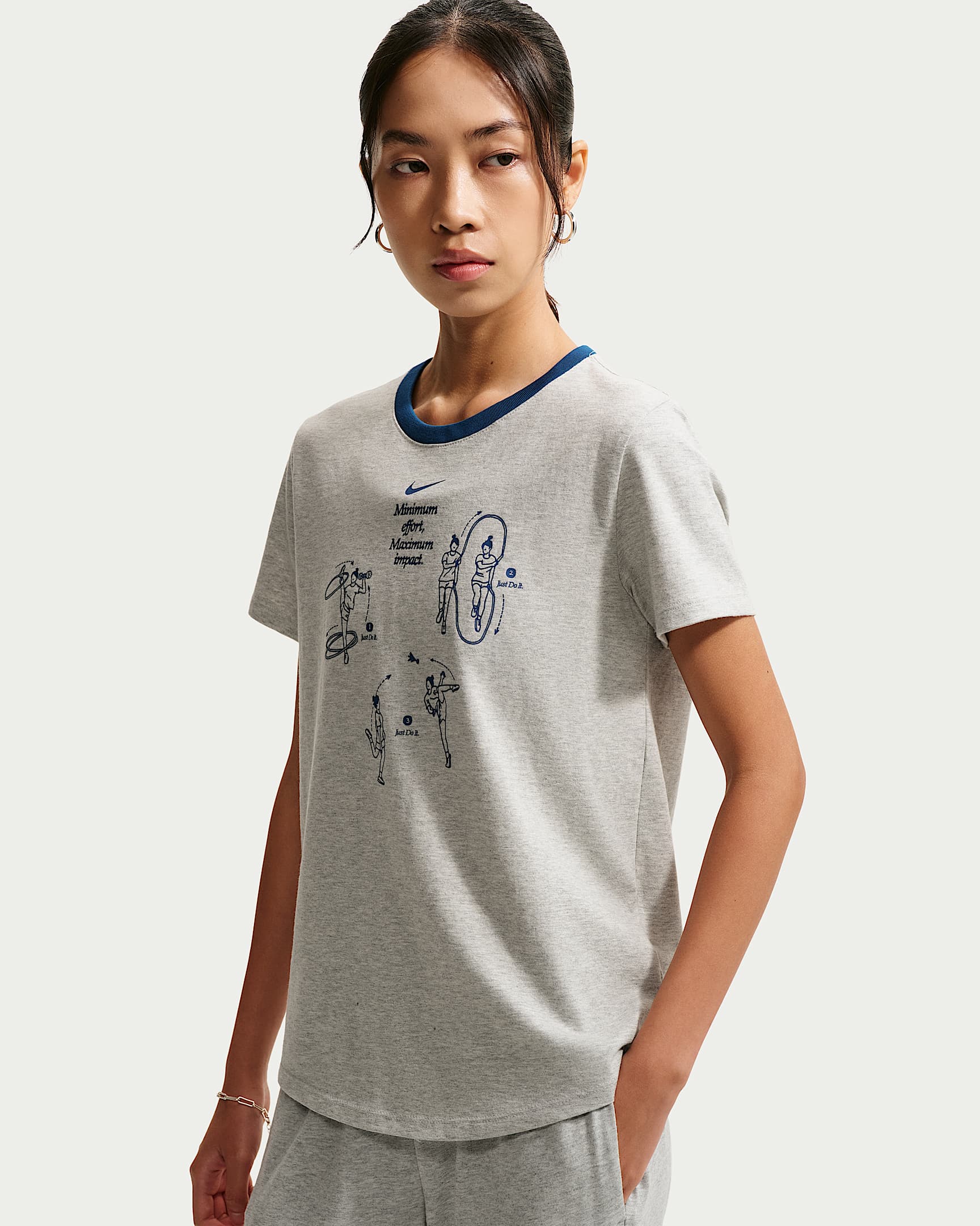 Nike Sportswear Club 女子短袖T恤 - 麻灰