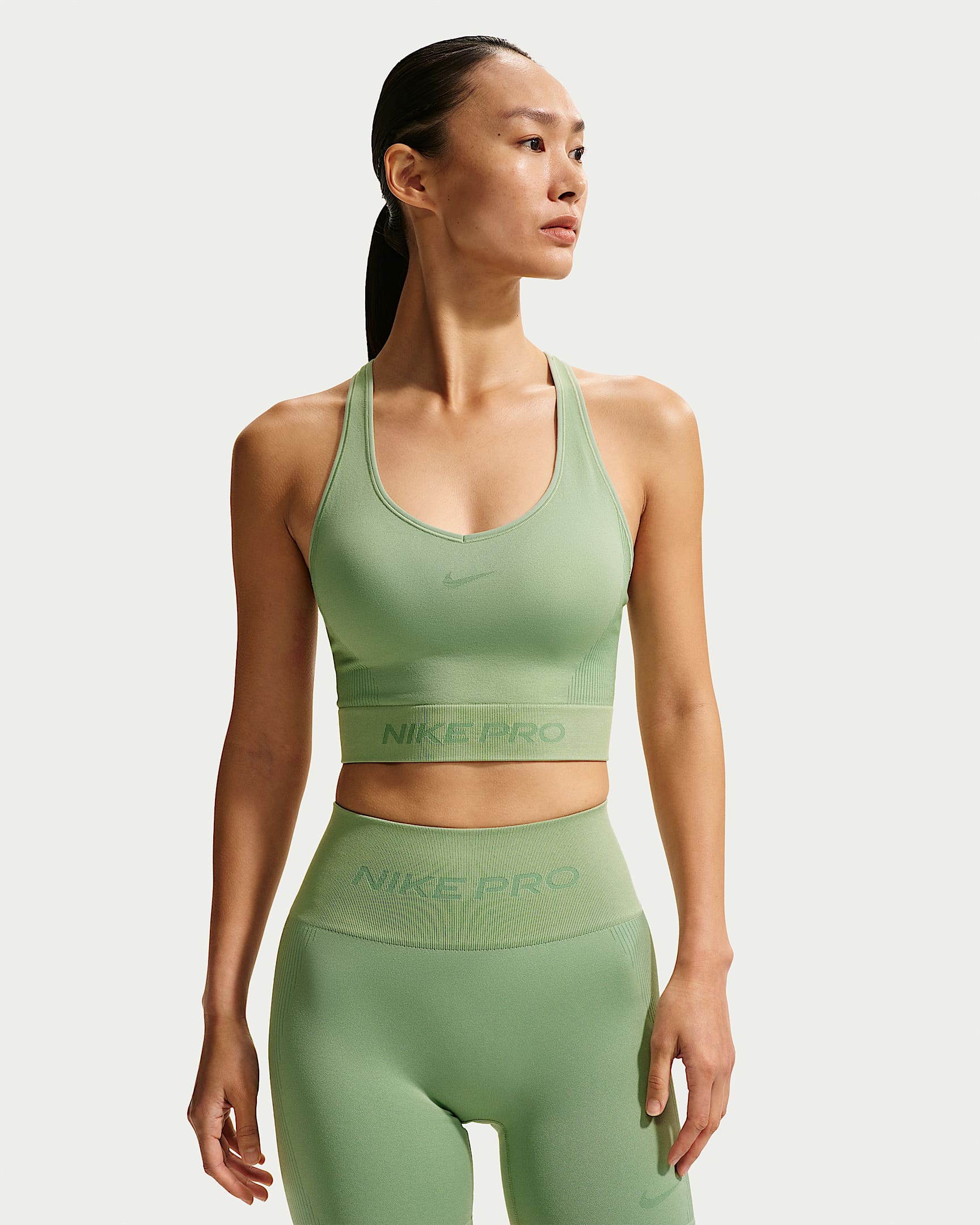 Nike Pro Dri-FIT 女子平整缝线速干紧身塑形训练短款背心 - 温和灰绿