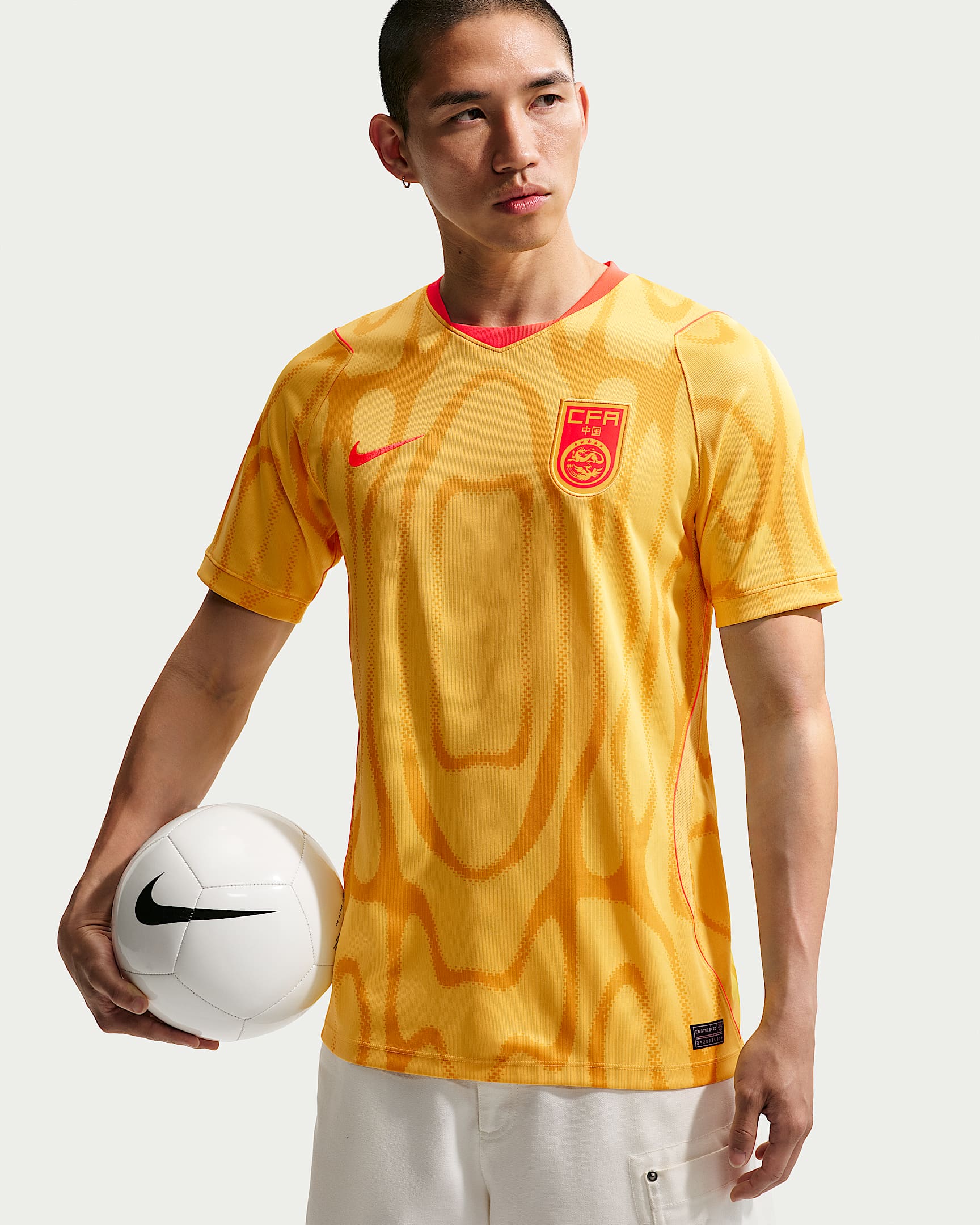2026 赛季中国队客场球迷版 Nike Dri-FIT 男子速干足球球衣 - 校园粟黄/亮深红/亮深红