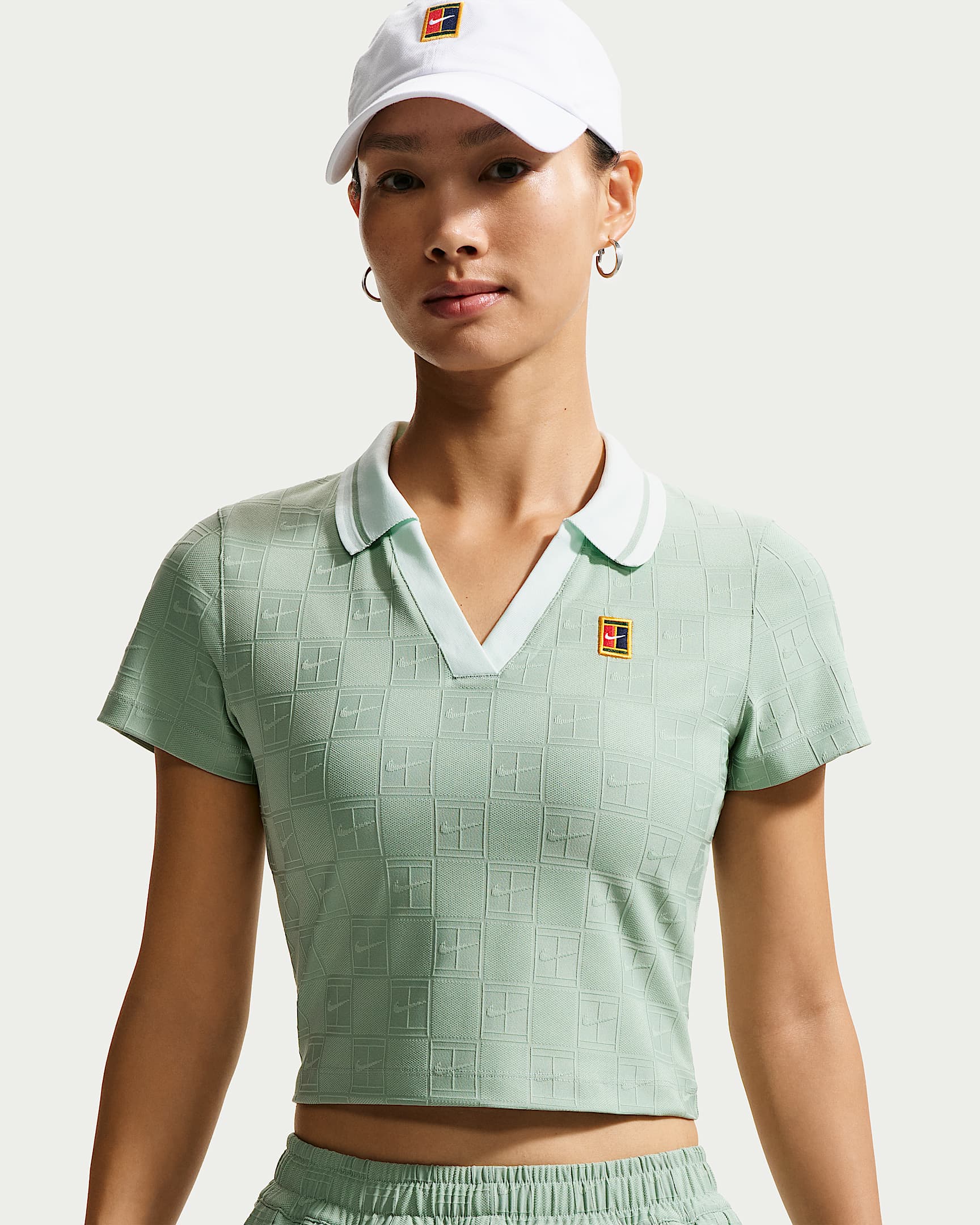 NikeCourt Collection Dri-FIT 女子速干短袖短款网球翻领T恤 - 温和灰绿/微绿