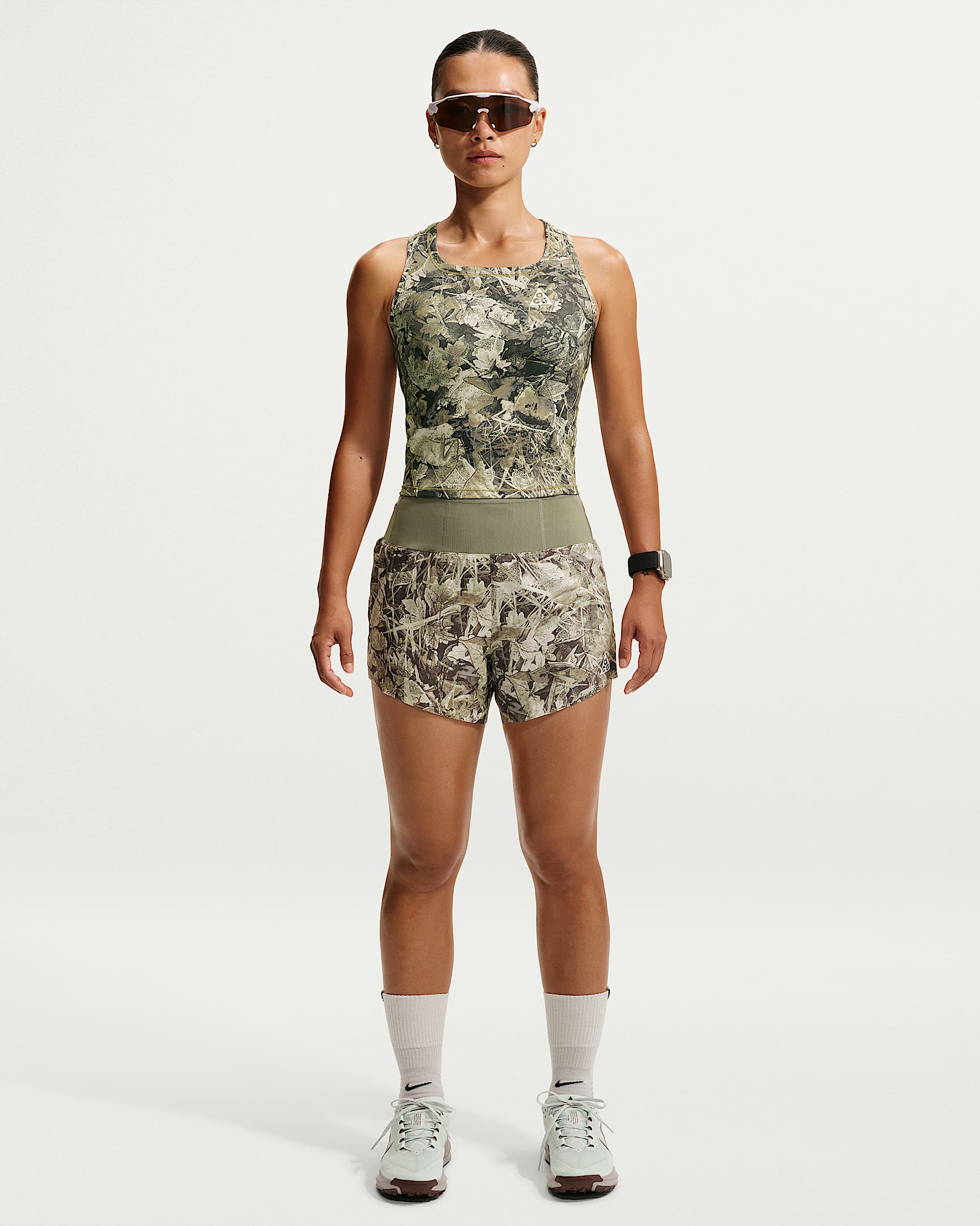 ACG "Chamo Camo" Dri-FIT 女子速干越野跑步短裤(含衬裤) - 红杉绿/山峰白