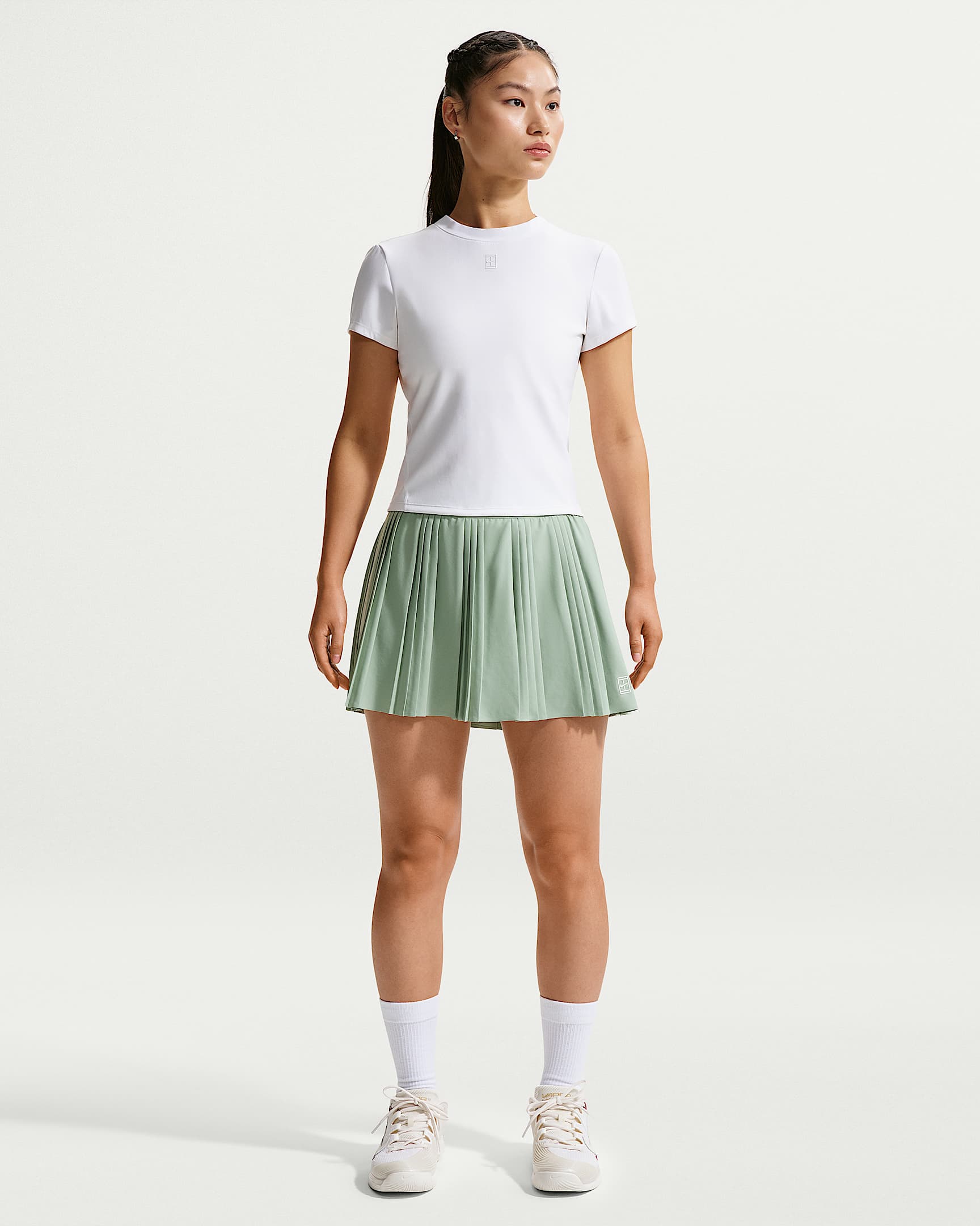 NikeCourt Advantage Dri-FIT 女子速干褶裥网球半身裙 - 温和灰绿/白色