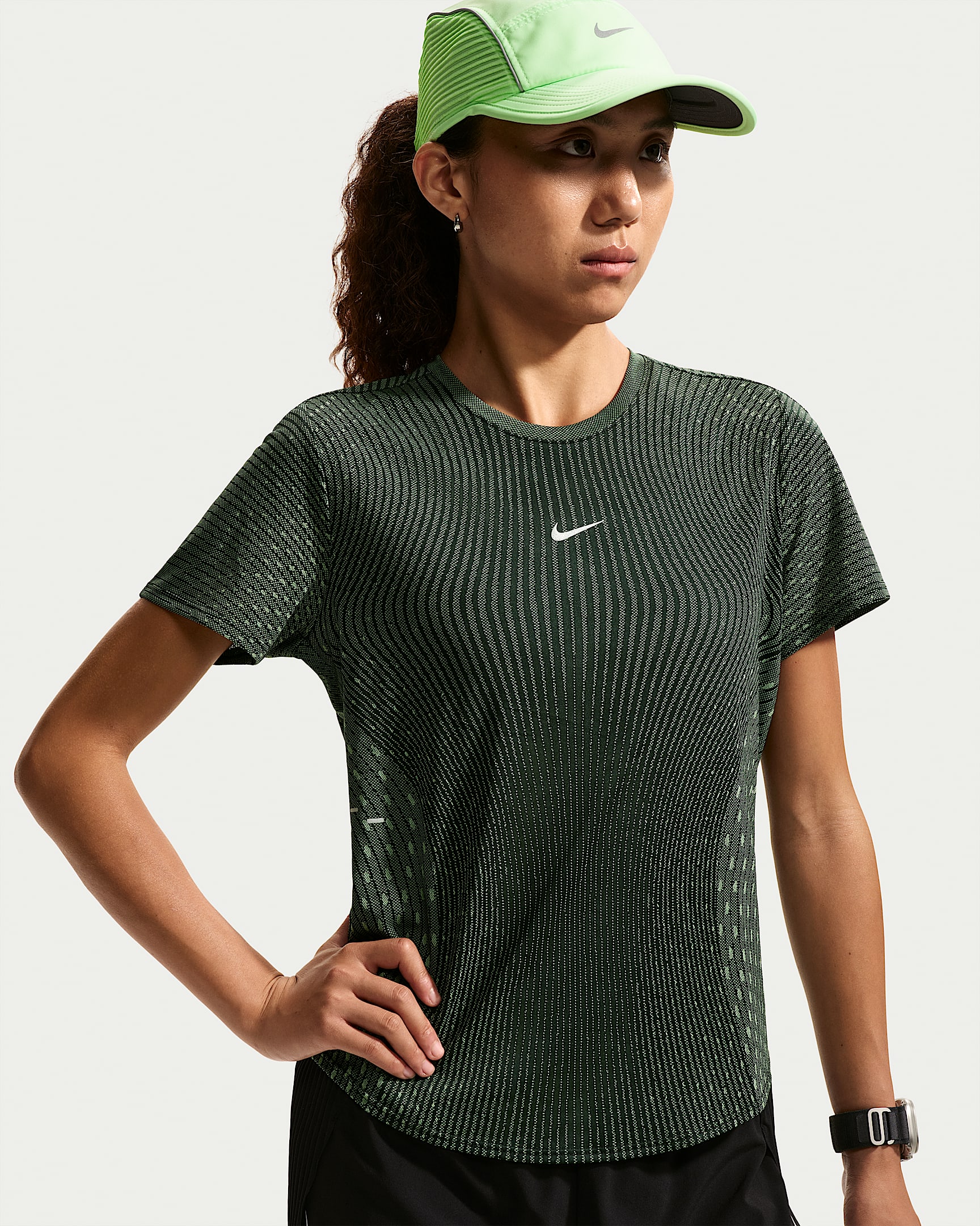 Nike Swift Aero-FIT 女子短袖跑步上衣 - 黑/浅绿